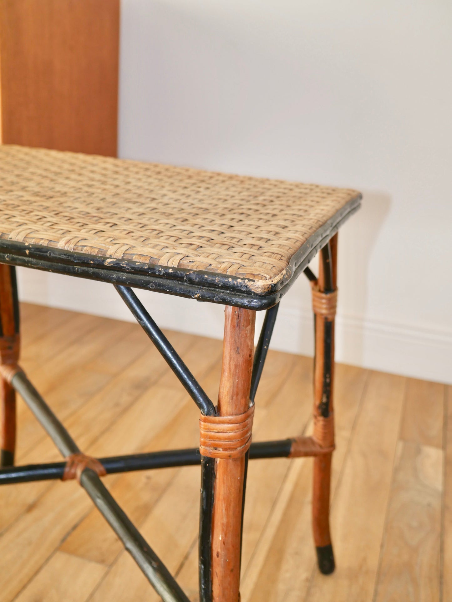 Table basse en rotin et bambou couleur miel et noir années 60-70