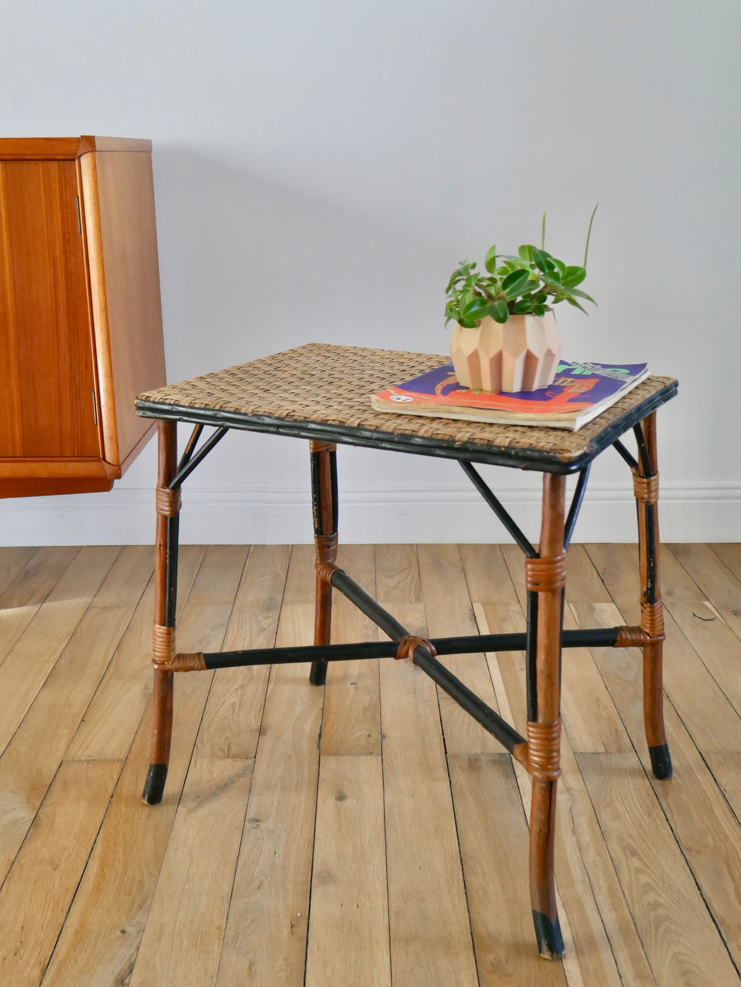 Table basse en rotin et bambou couleur miel et noir années 60-70