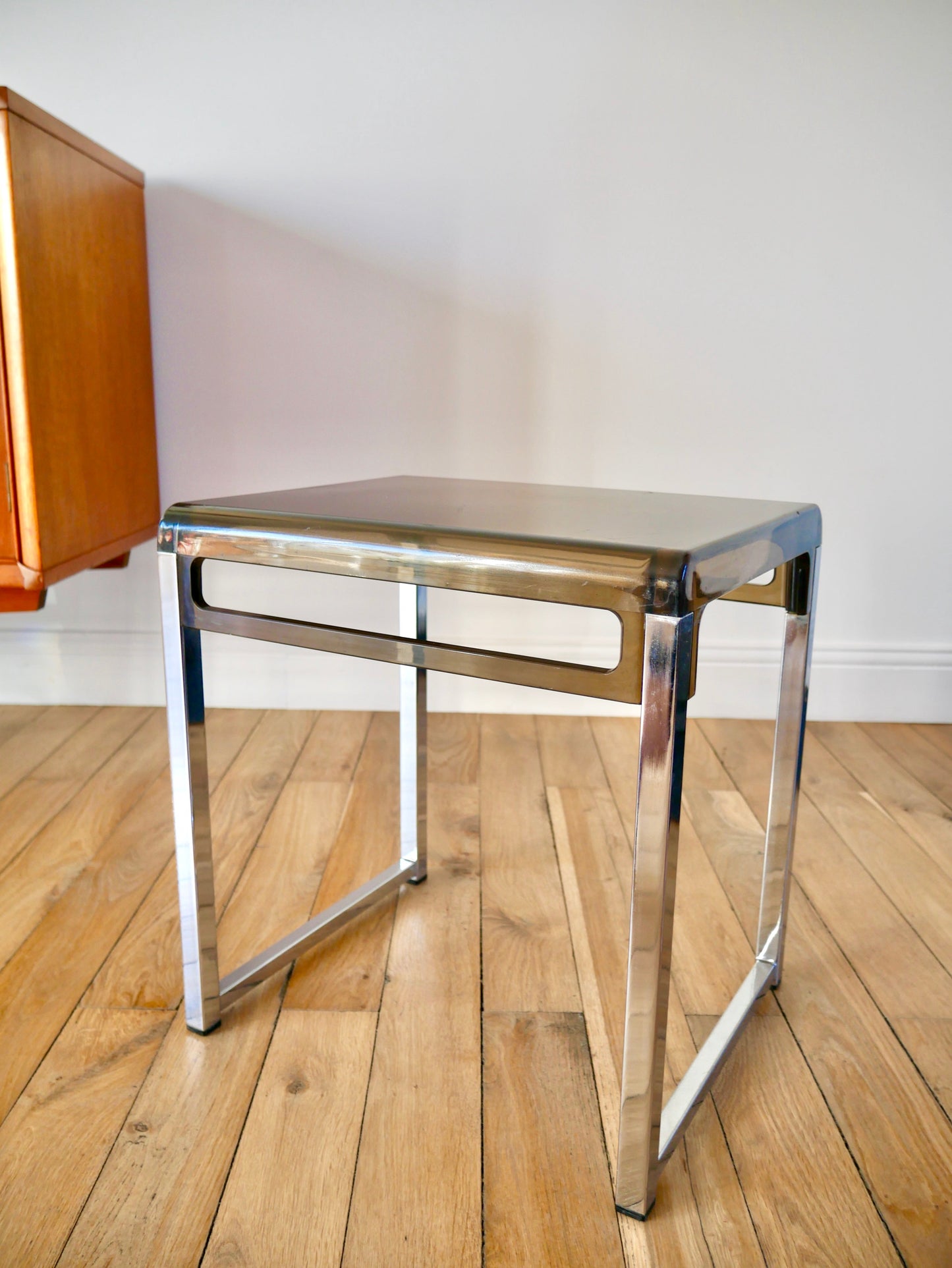 Table d'appoint en plexi fumé et chrome années 70