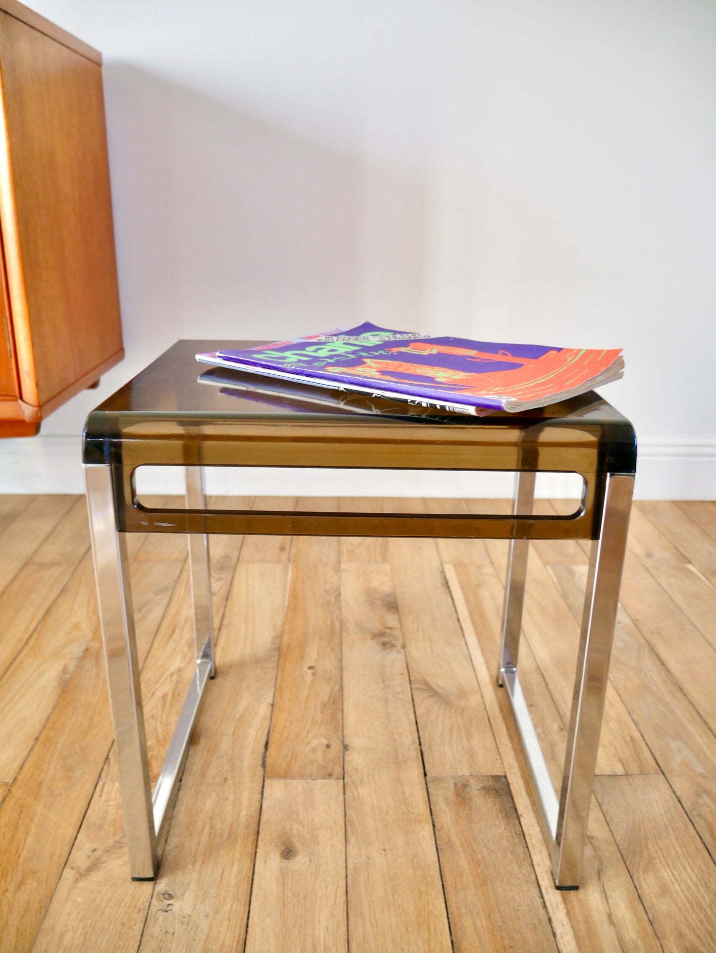 Table d'appoint en plexi fumé et chrome années 70