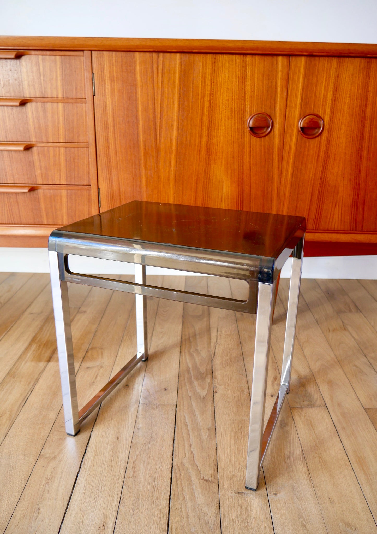 Table d'appoint en plexi fumé et chrome années 70