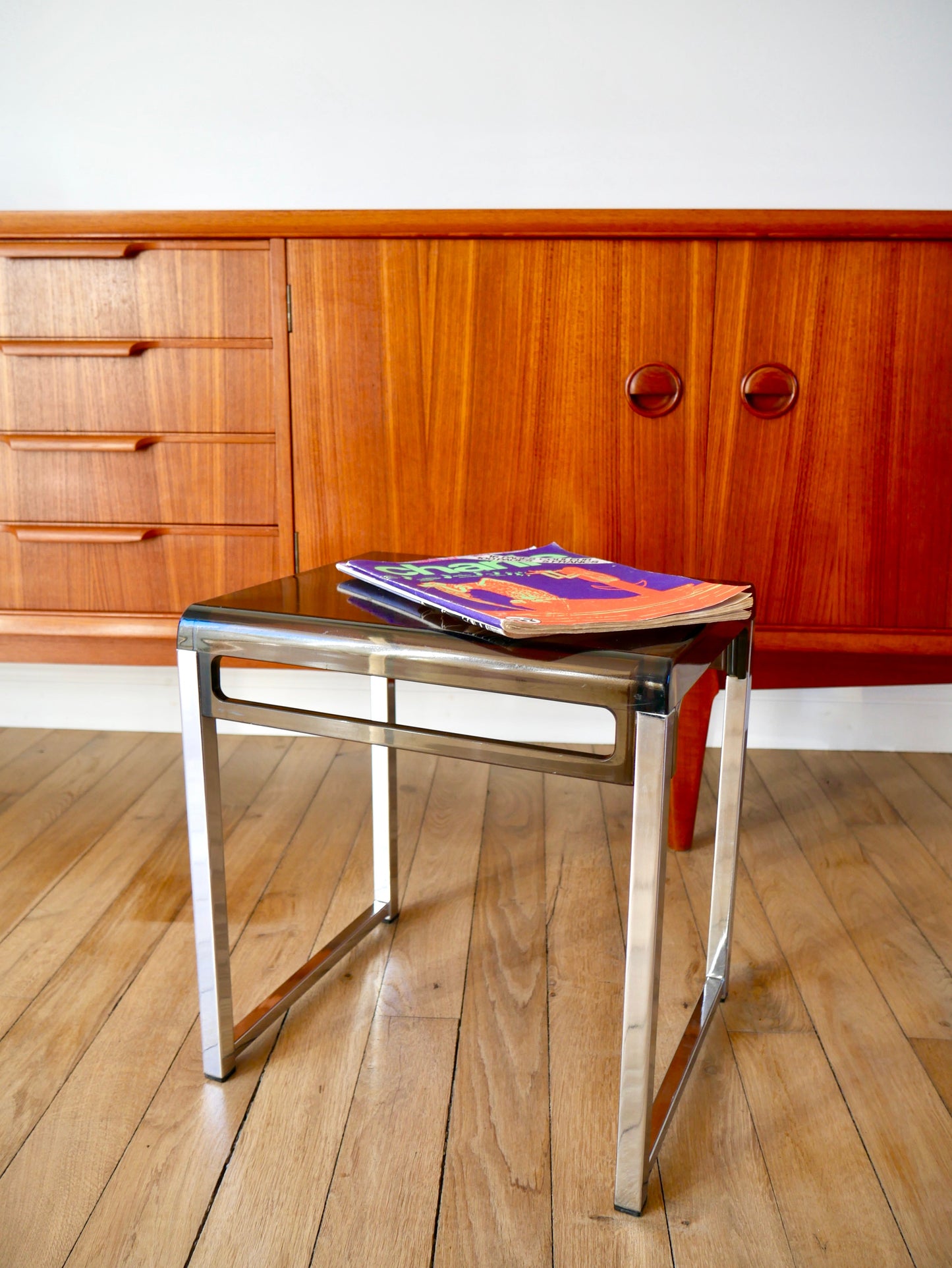 Table d'appoint en plexi fumé et chrome années 70