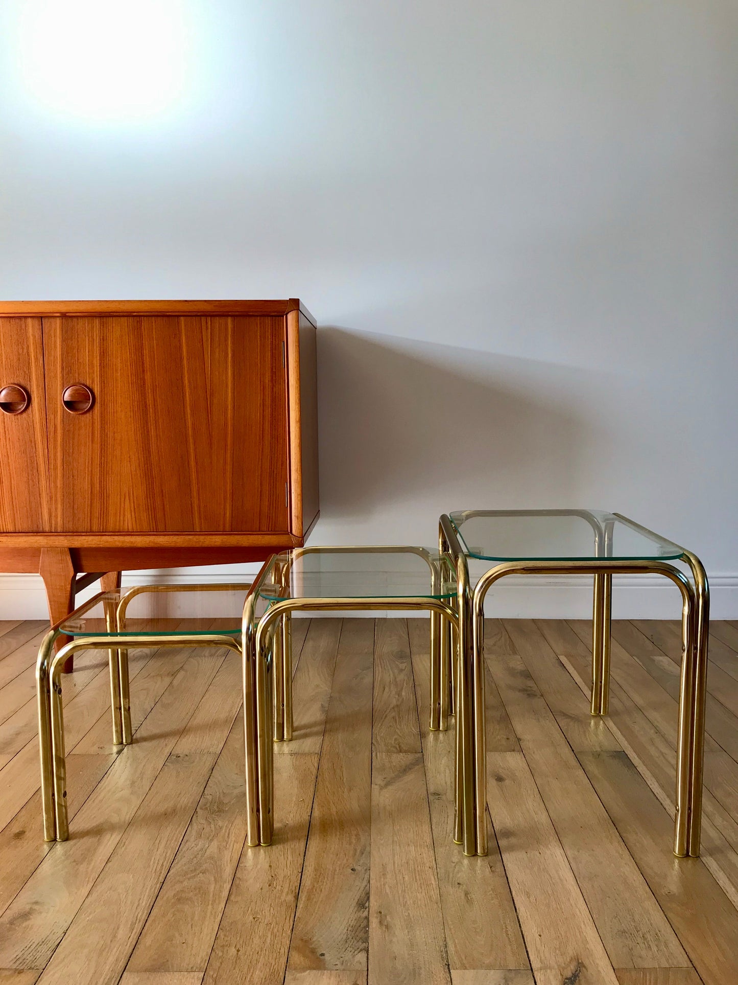 Trio de tables gigognes en verre et métal doré années 70