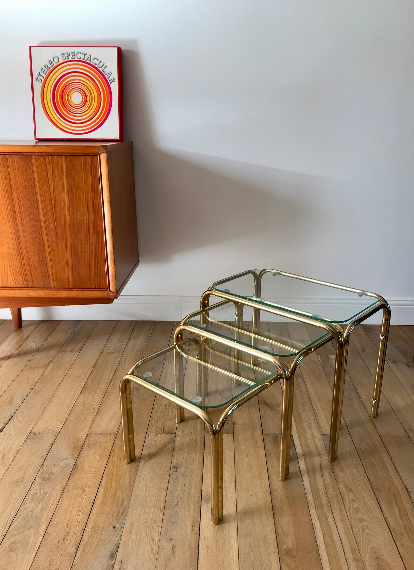 Trio de tables gigognes en verre et métal doré années 70