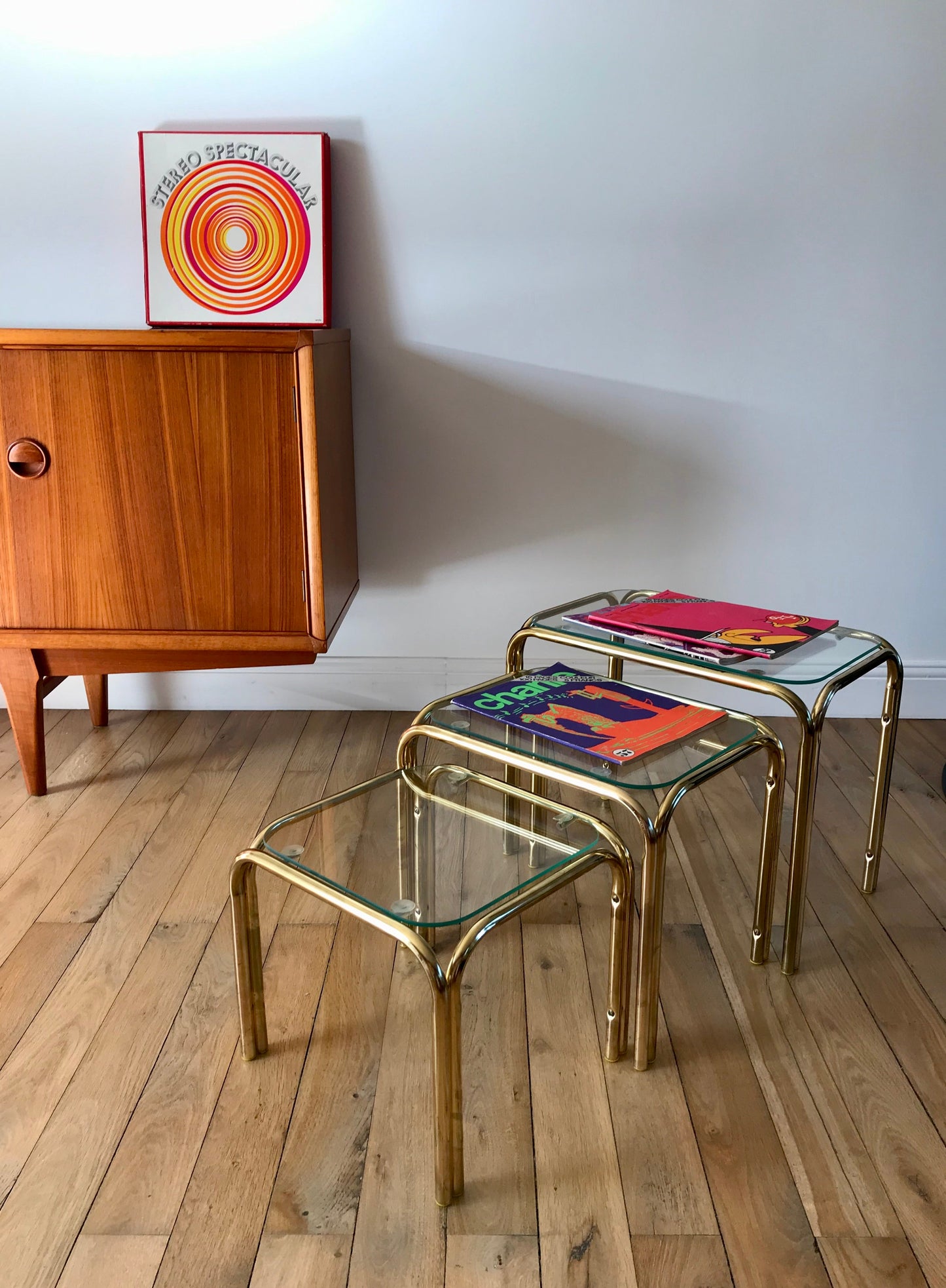 Trio de tables gigognes en verre et métal doré années 70