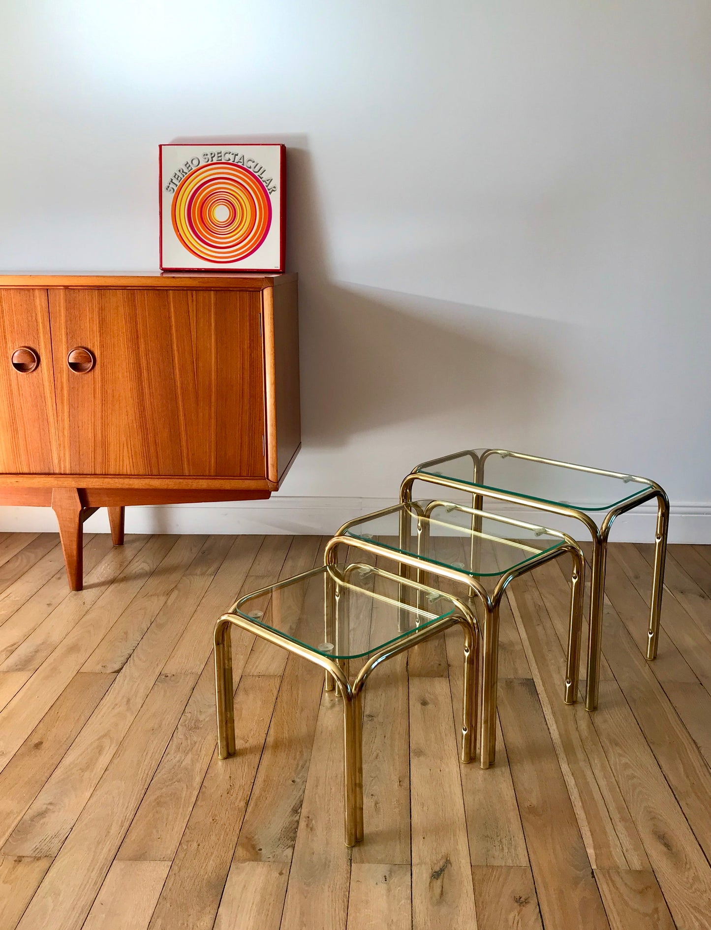 Trio de tables gigognes en verre et métal doré années 70