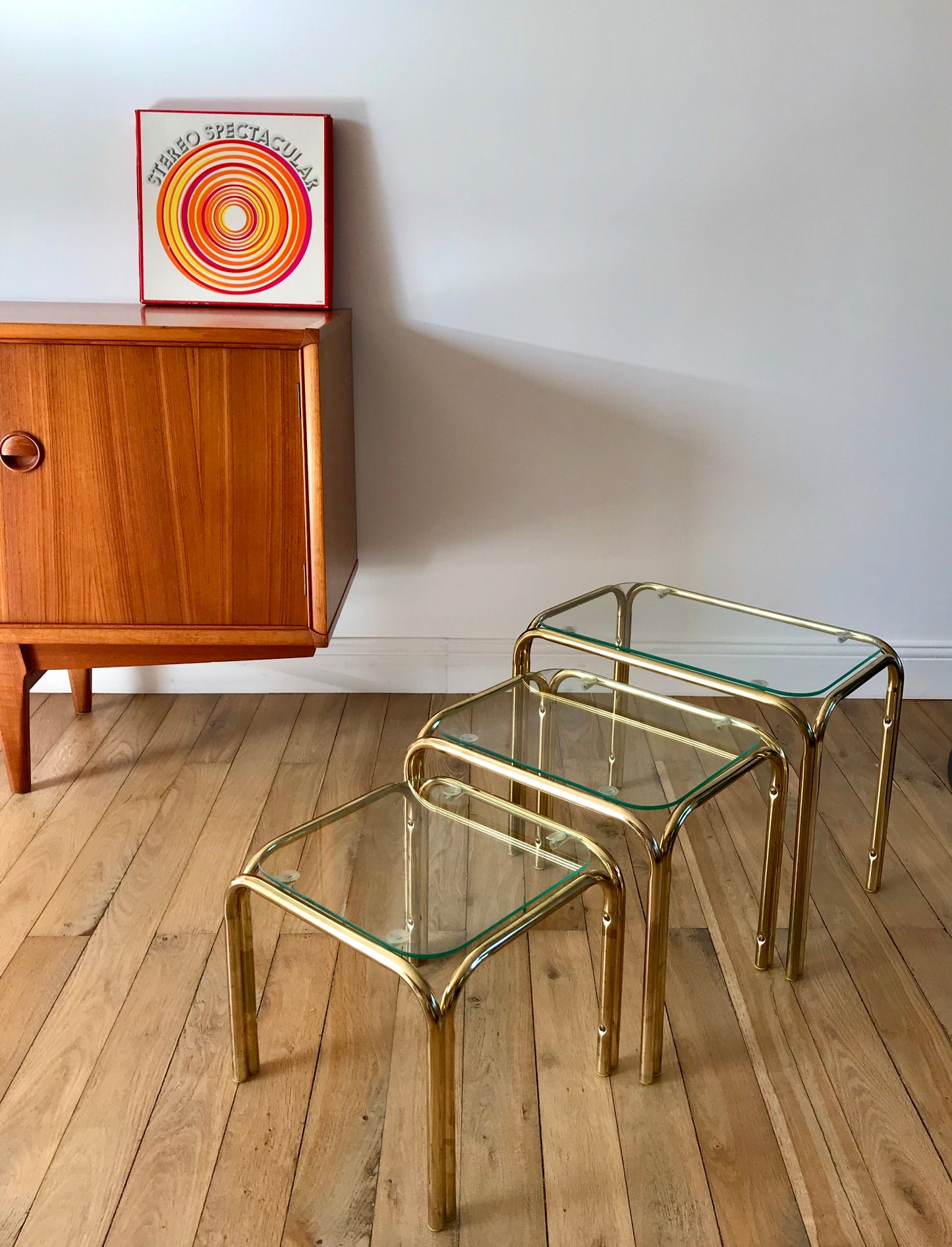 Trio de tables gigognes en verre et métal doré années 70