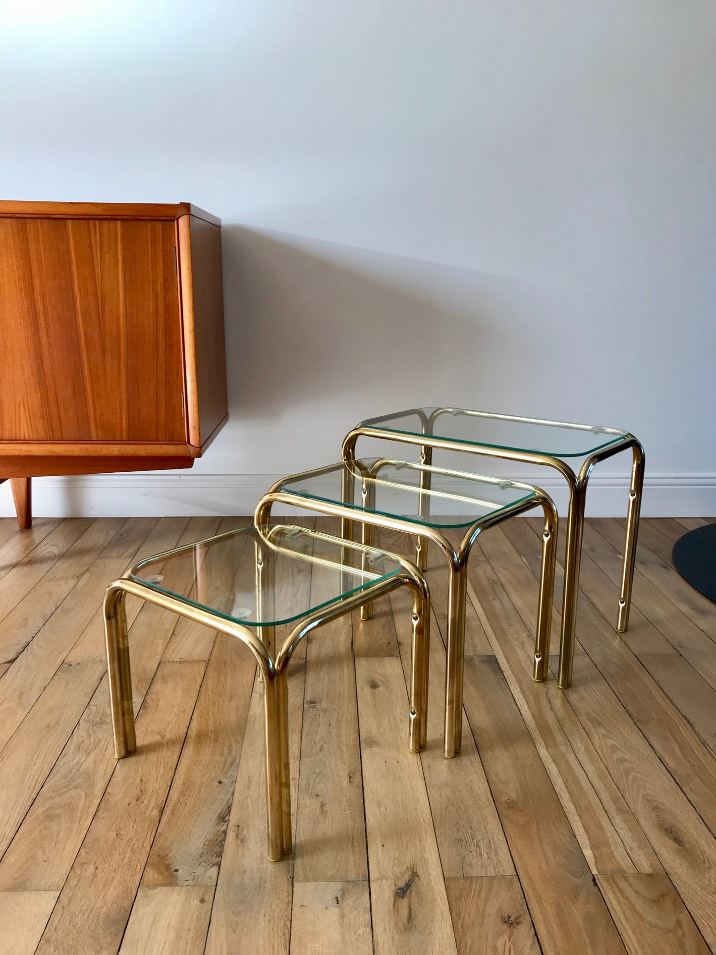 Trio de tables gigognes en verre et métal doré années 70