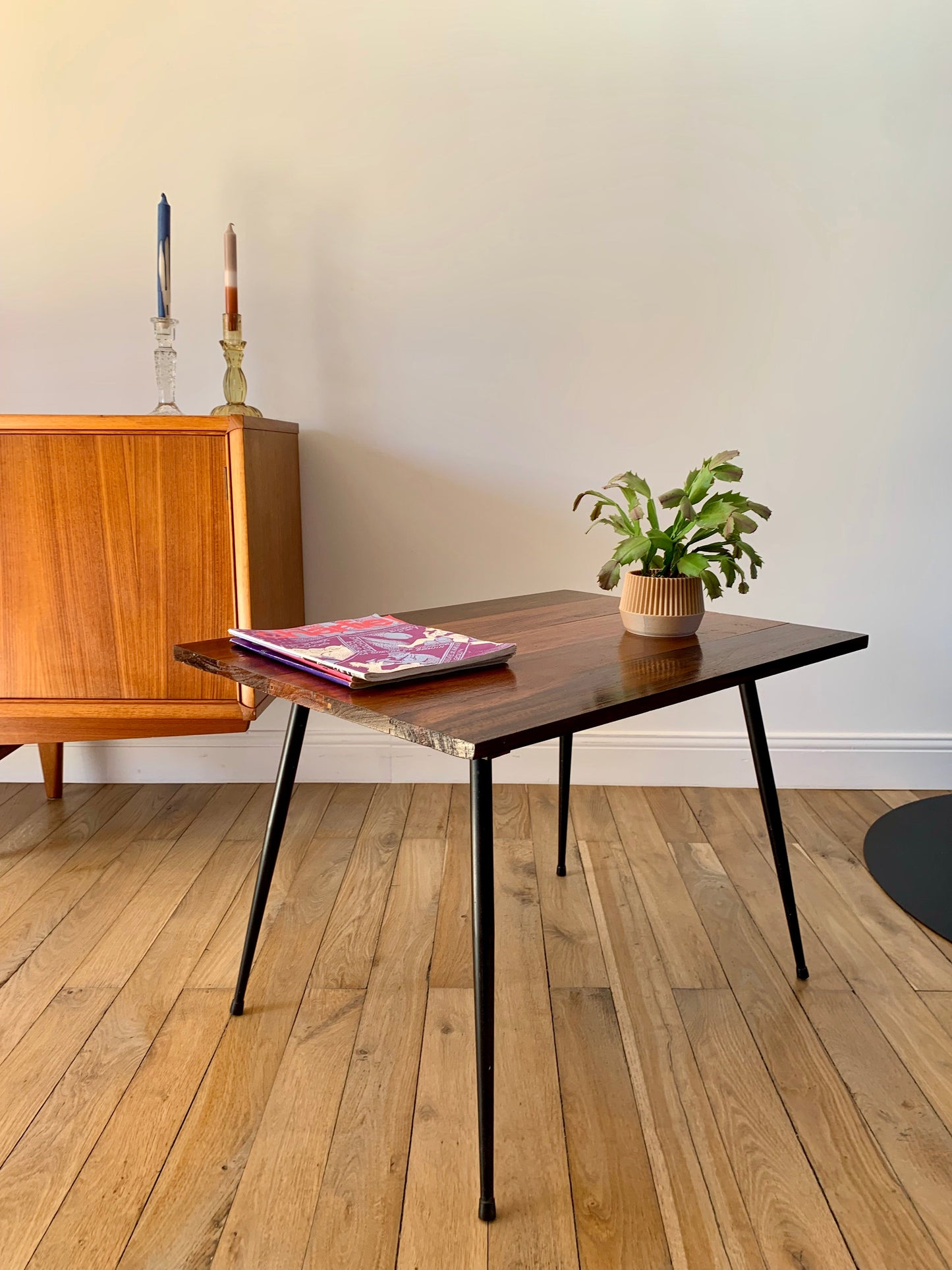 Table basse en bois et pieds compas design années 60