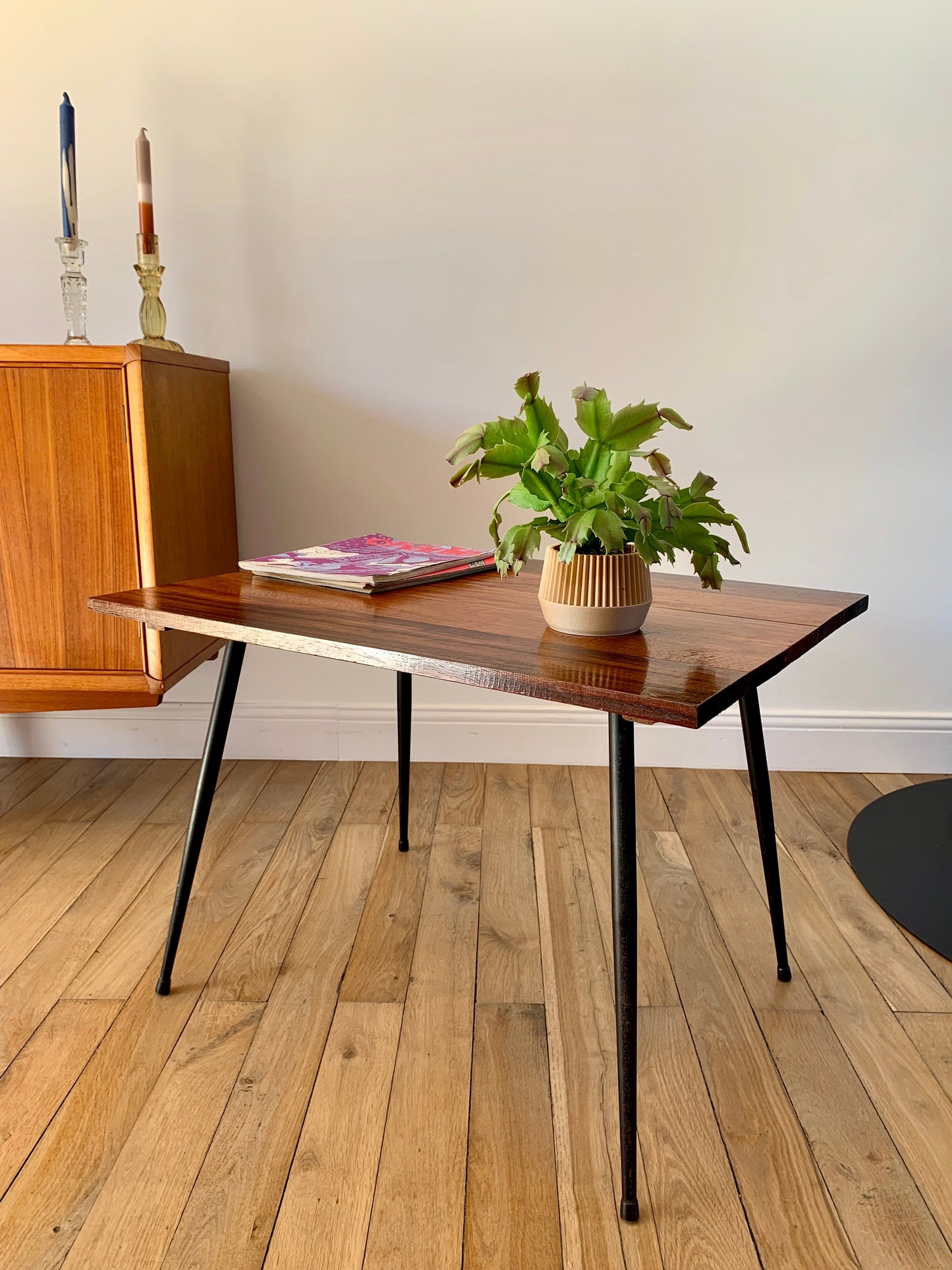 Table basse en bois et pieds compas design années 60