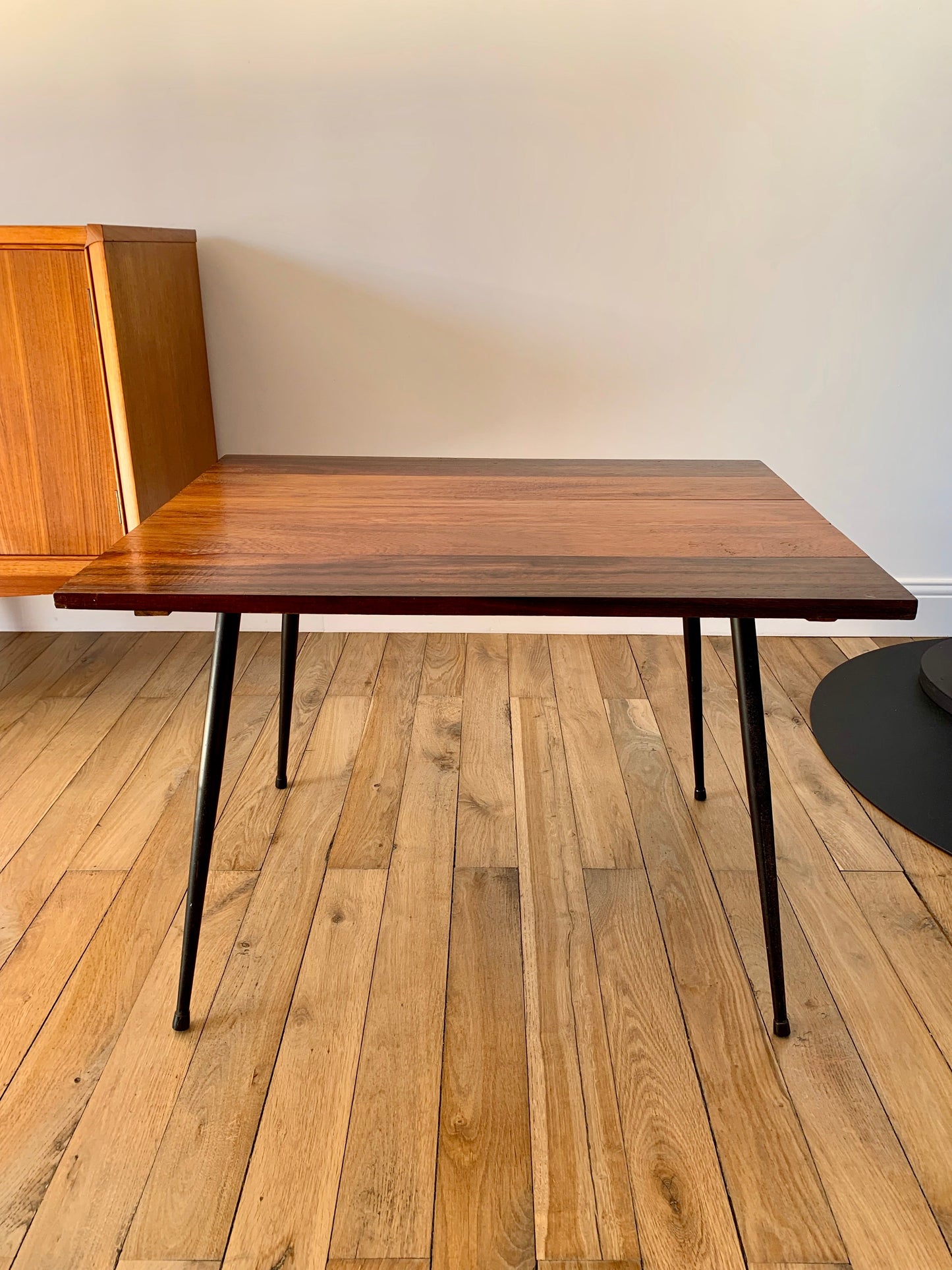 Table basse en bois et pieds compas design années 60