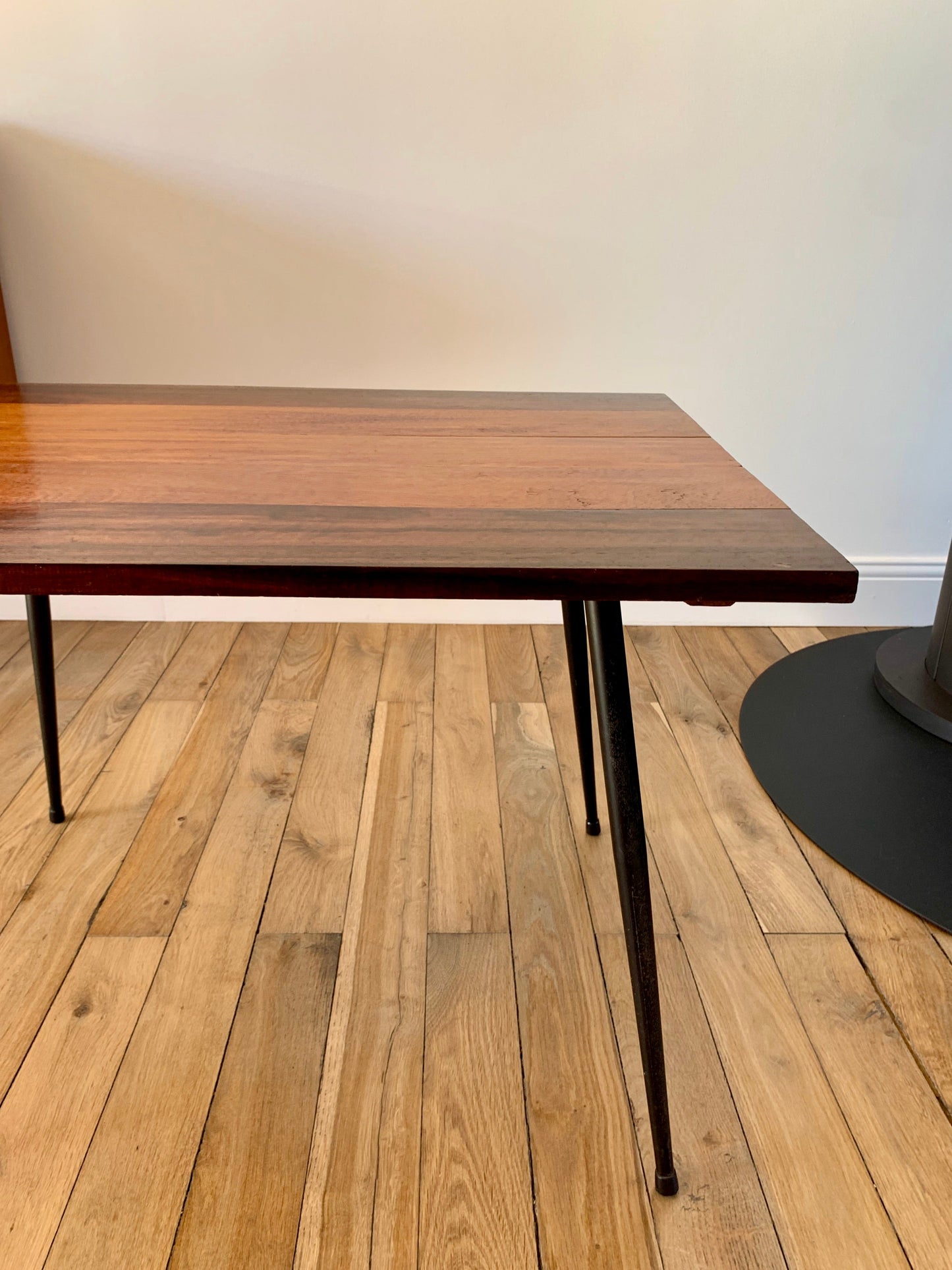 Table basse en bois et pieds compas design années 60