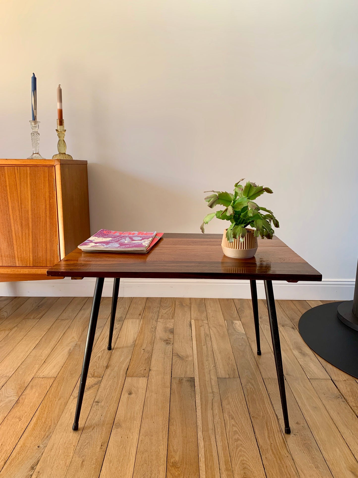 Table basse en bois et pieds compas design années 60