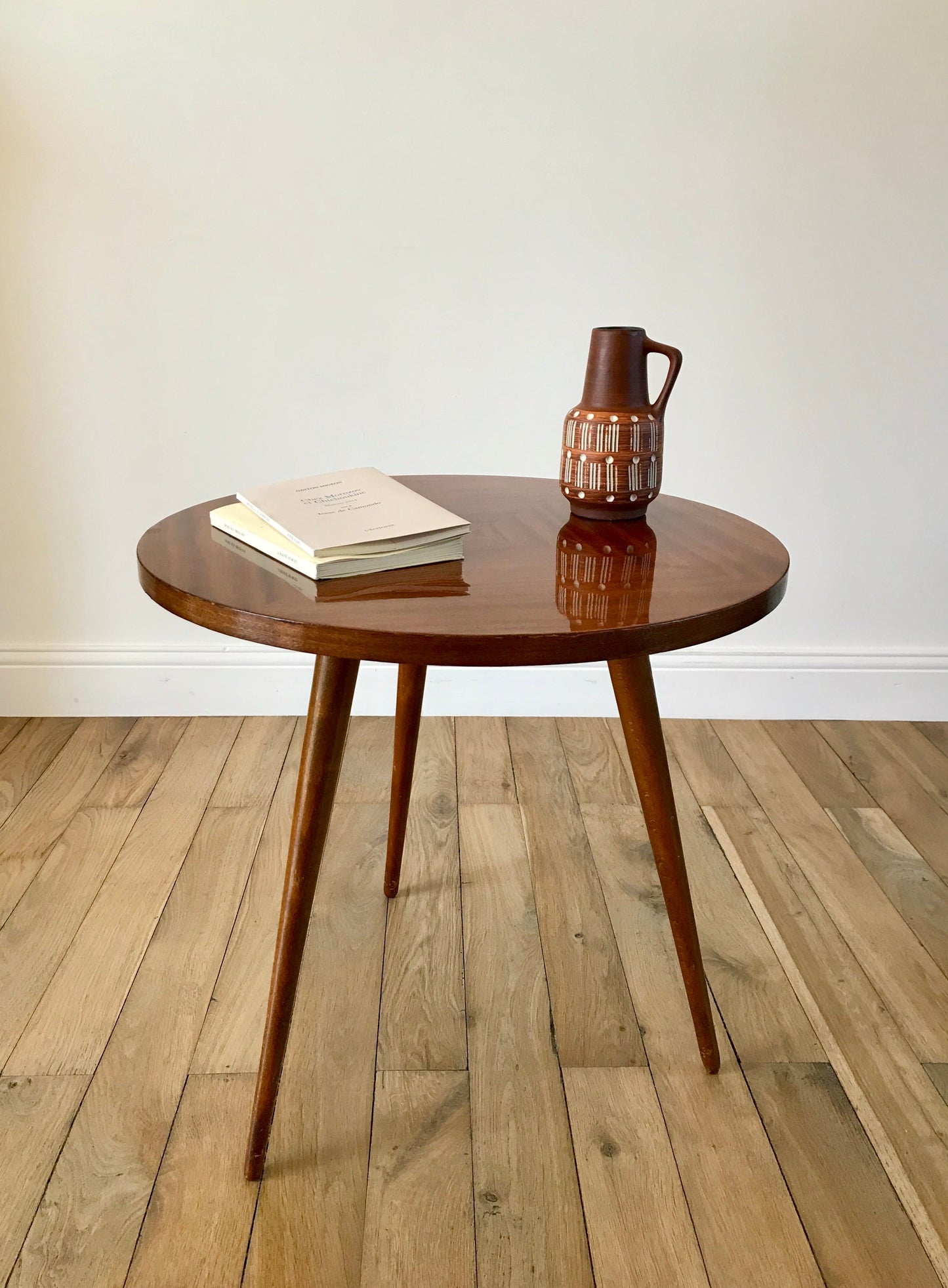 Table basse tripode en bois et marqueterie design scandinave années 50-60