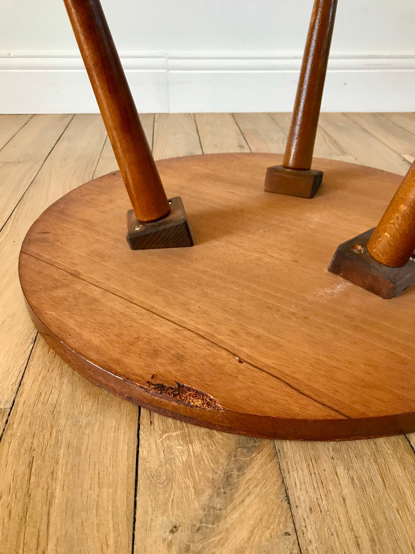 Table basse tripode en bois et marqueterie design scandinave années 50-60