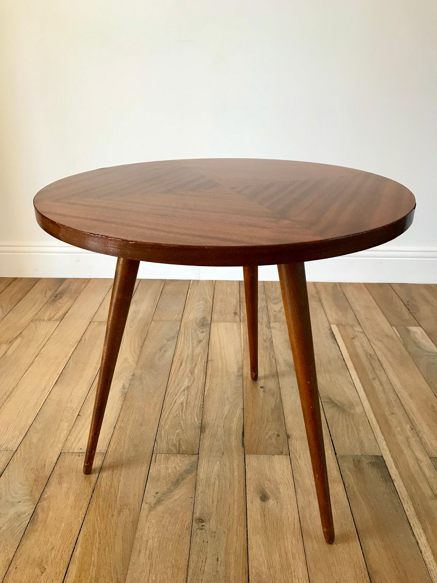 Table basse tripode en bois et marqueterie design scandinave années 50-60