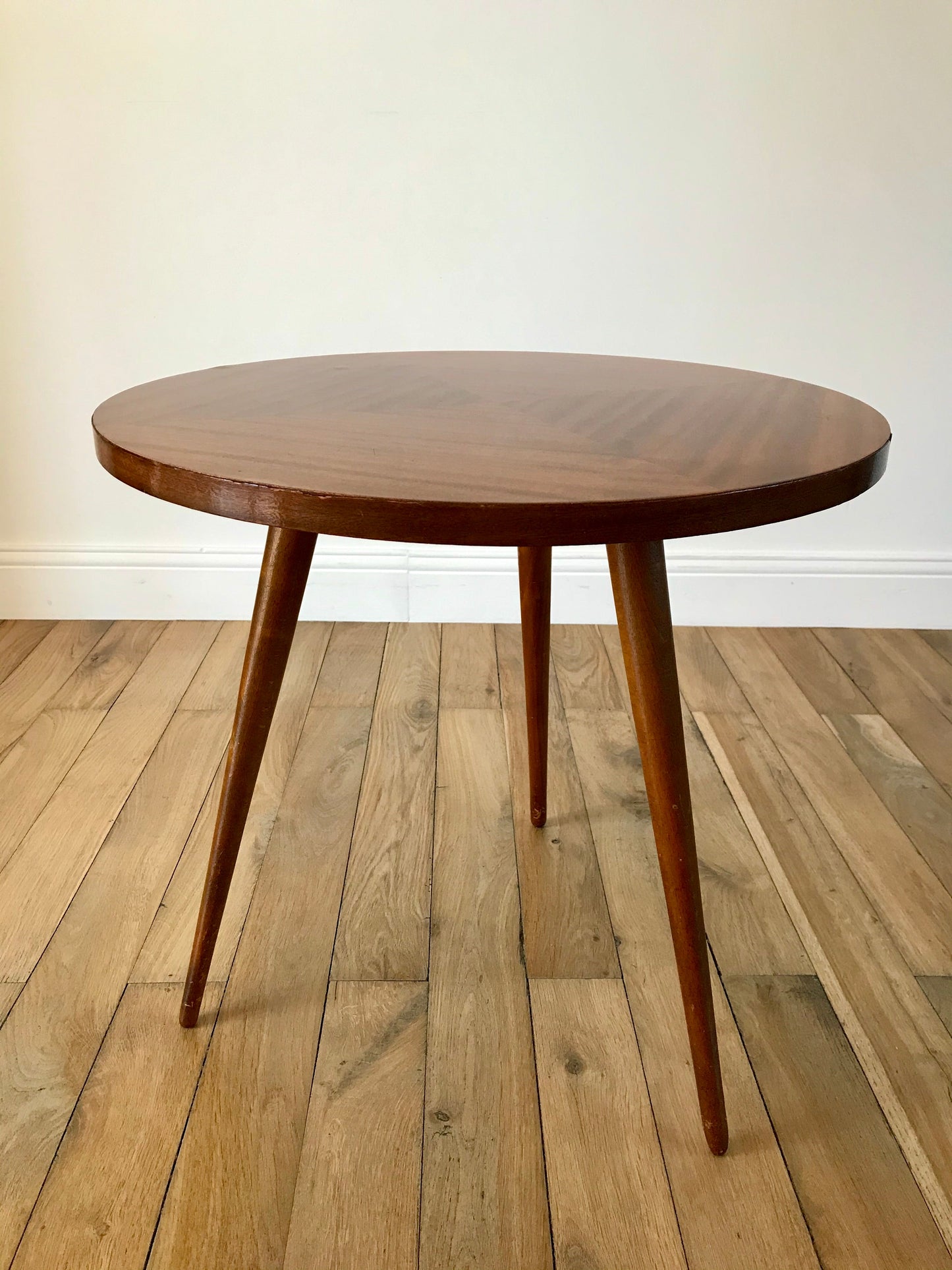 Table basse tripode en bois et marqueterie design scandinave années 50-60