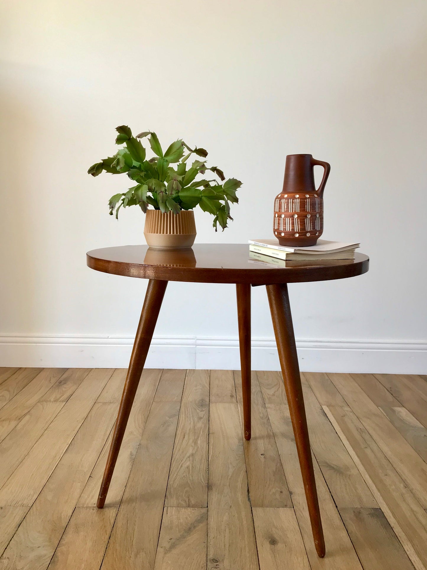 Table basse tripode en bois et marqueterie design scandinave années 50-60