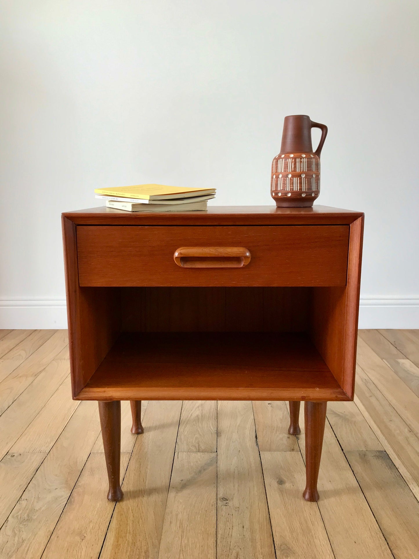 Table de chevet design scandinave Mid-Century Circa 1960