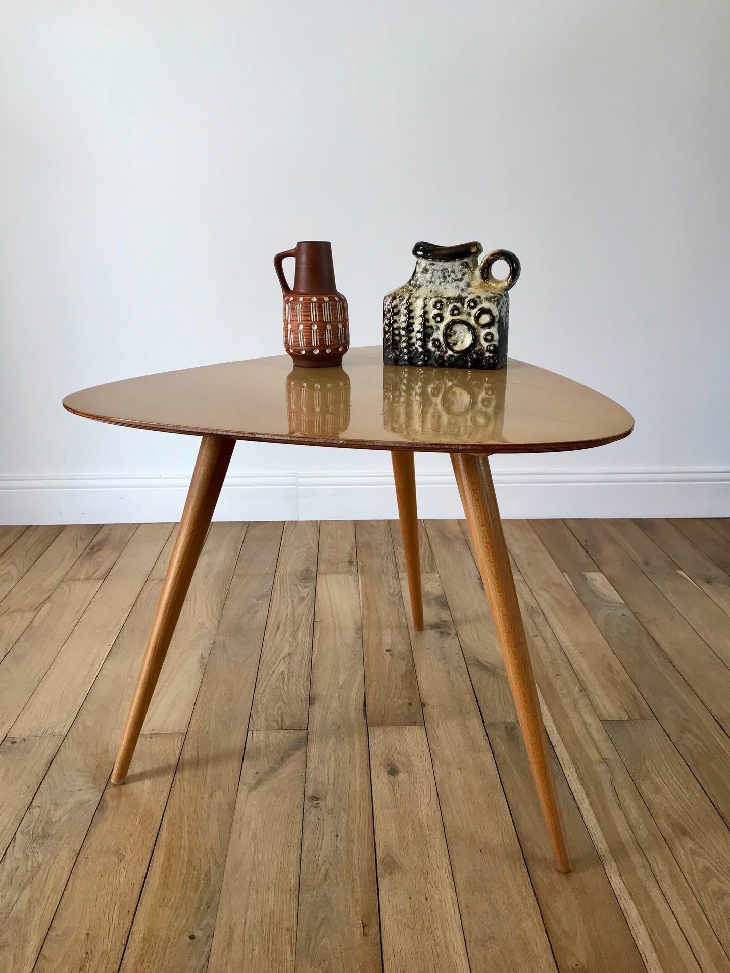 Table basse tripode design scandinave en placage clair Mid-Century circa 1960