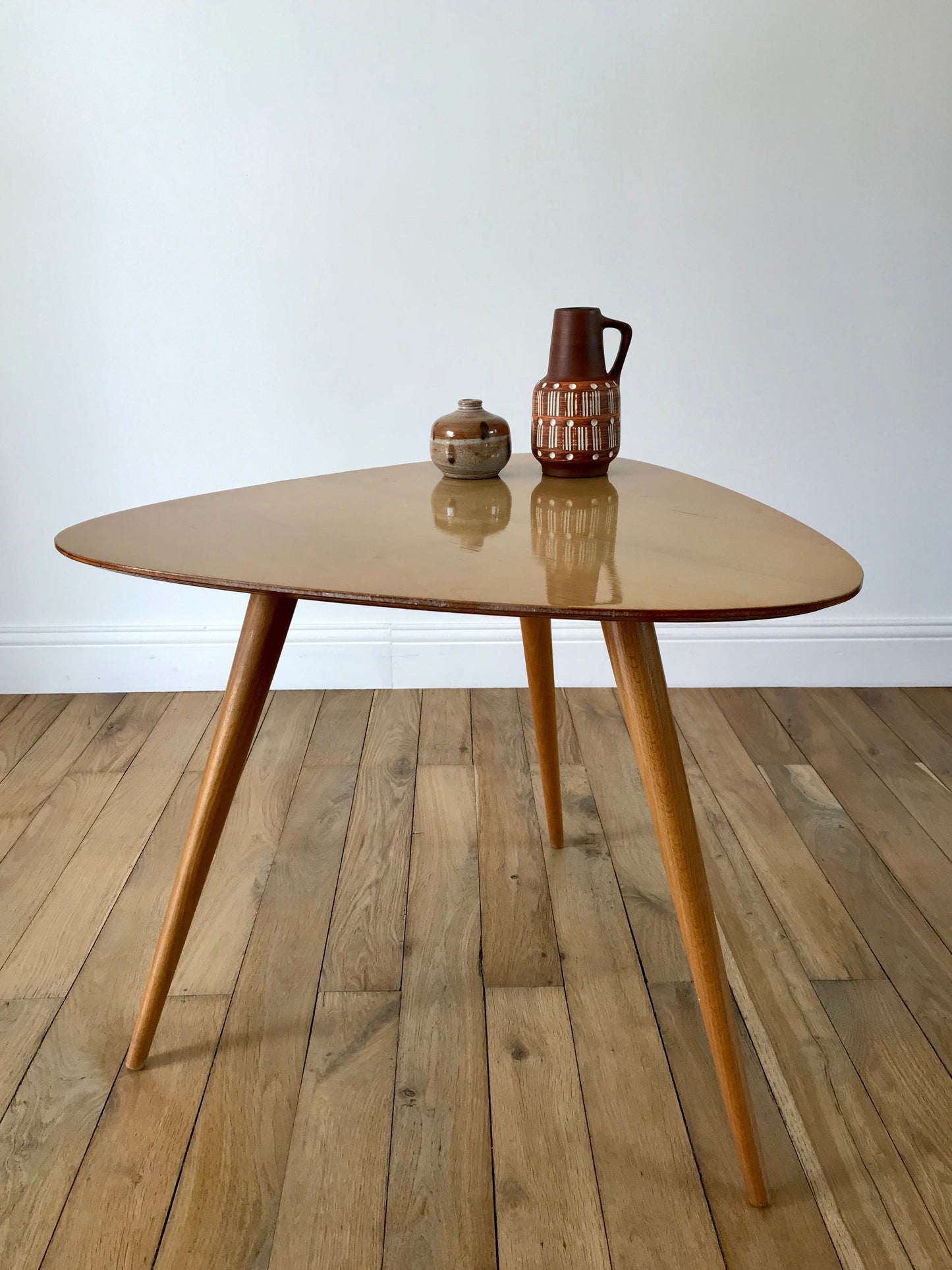 Table basse tripode design scandinave en placage clair Mid-Century circa 1960