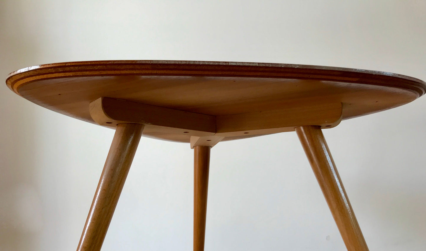 Table basse tripode design scandinave en placage clair Mid-Century circa 1960