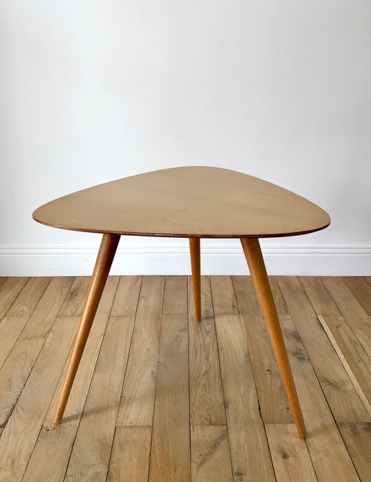 Table basse tripode design scandinave en placage clair Mid-Century circa 1960