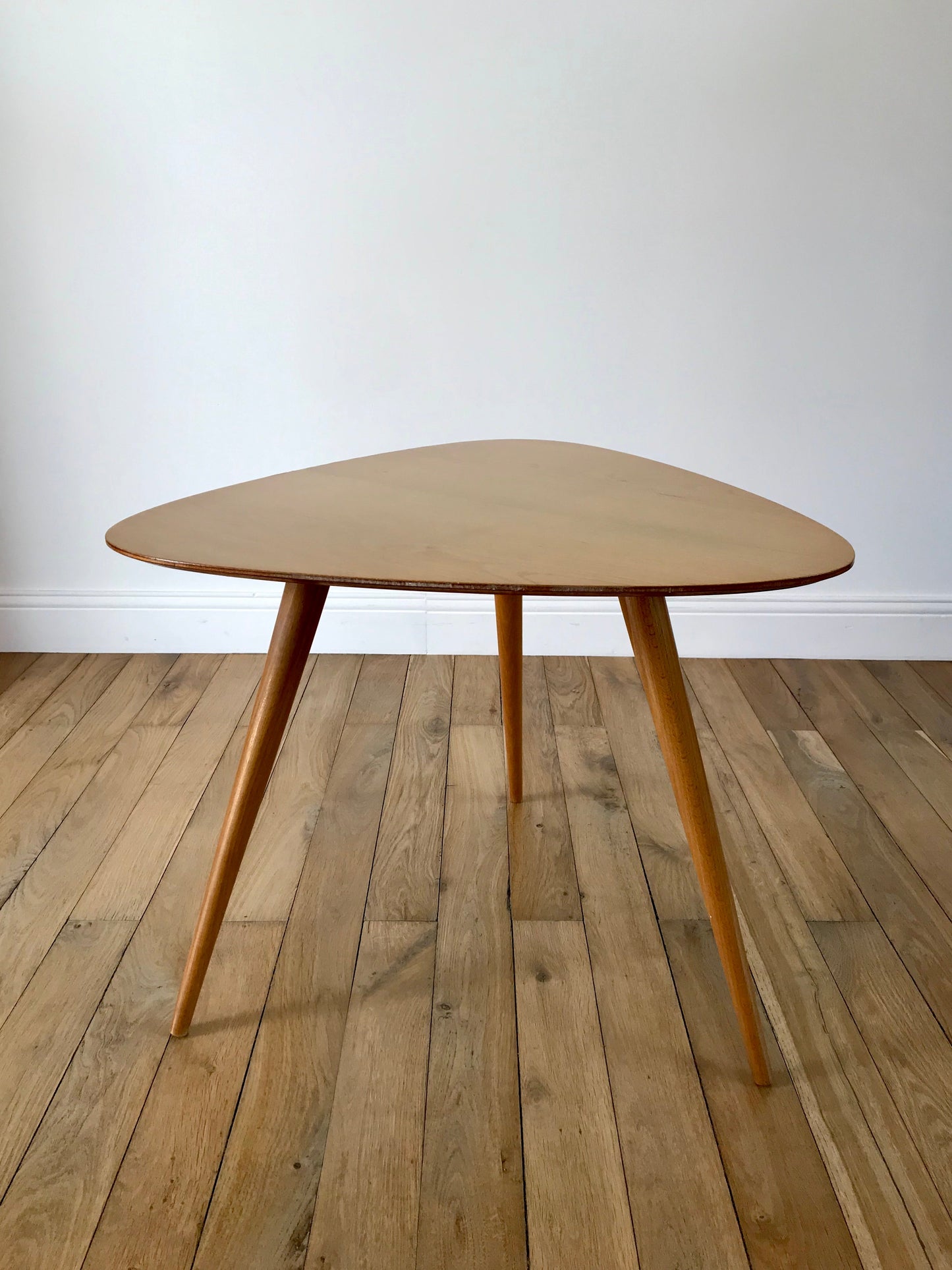 Table basse tripode design scandinave en placage clair Mid-Century circa 1960