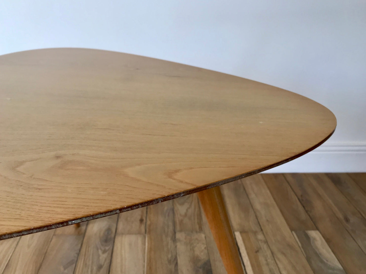 Table basse tripode design scandinave en placage clair Mid-Century circa 1960