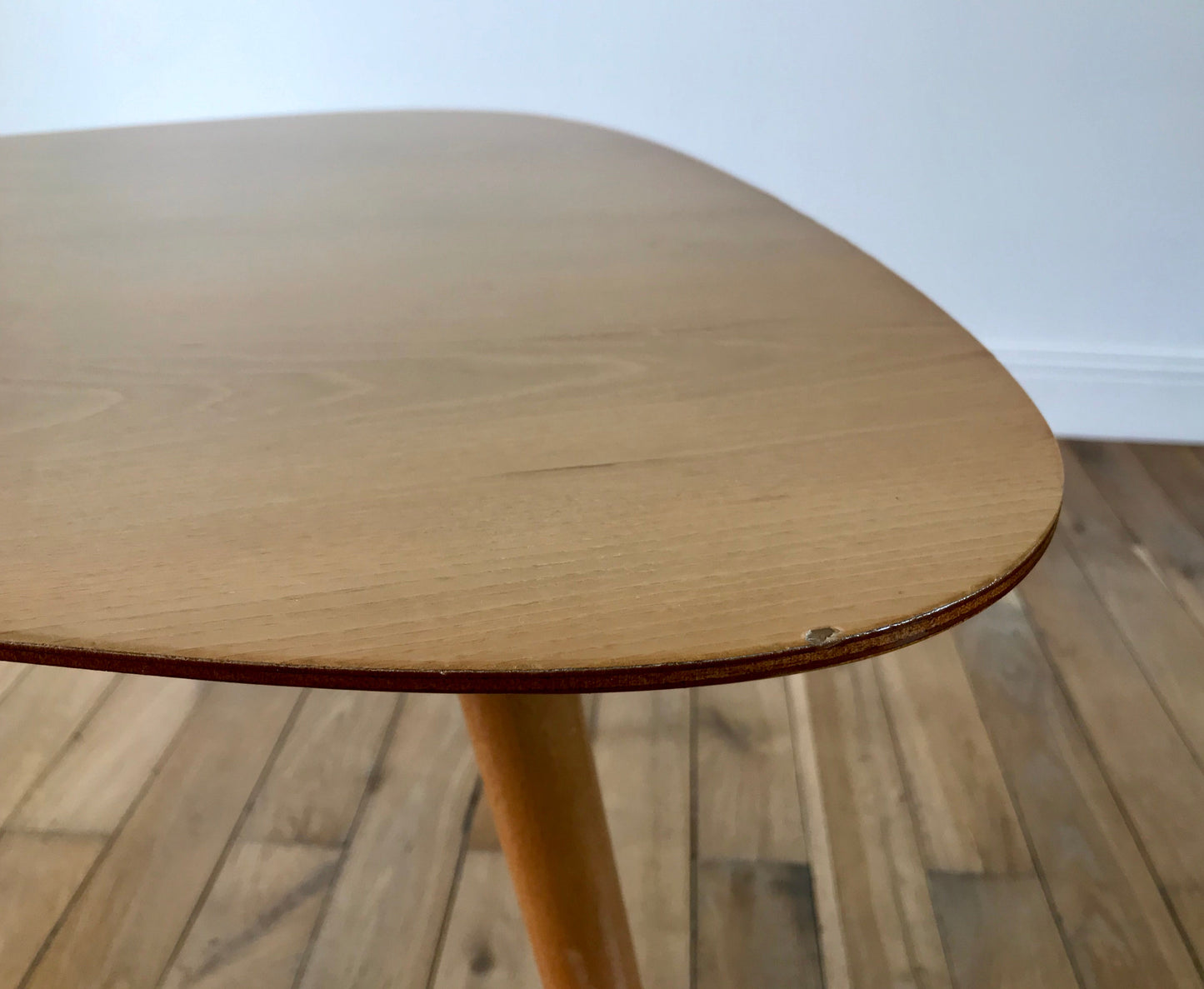 Table basse tripode design scandinave en placage clair Mid-Century circa 1960