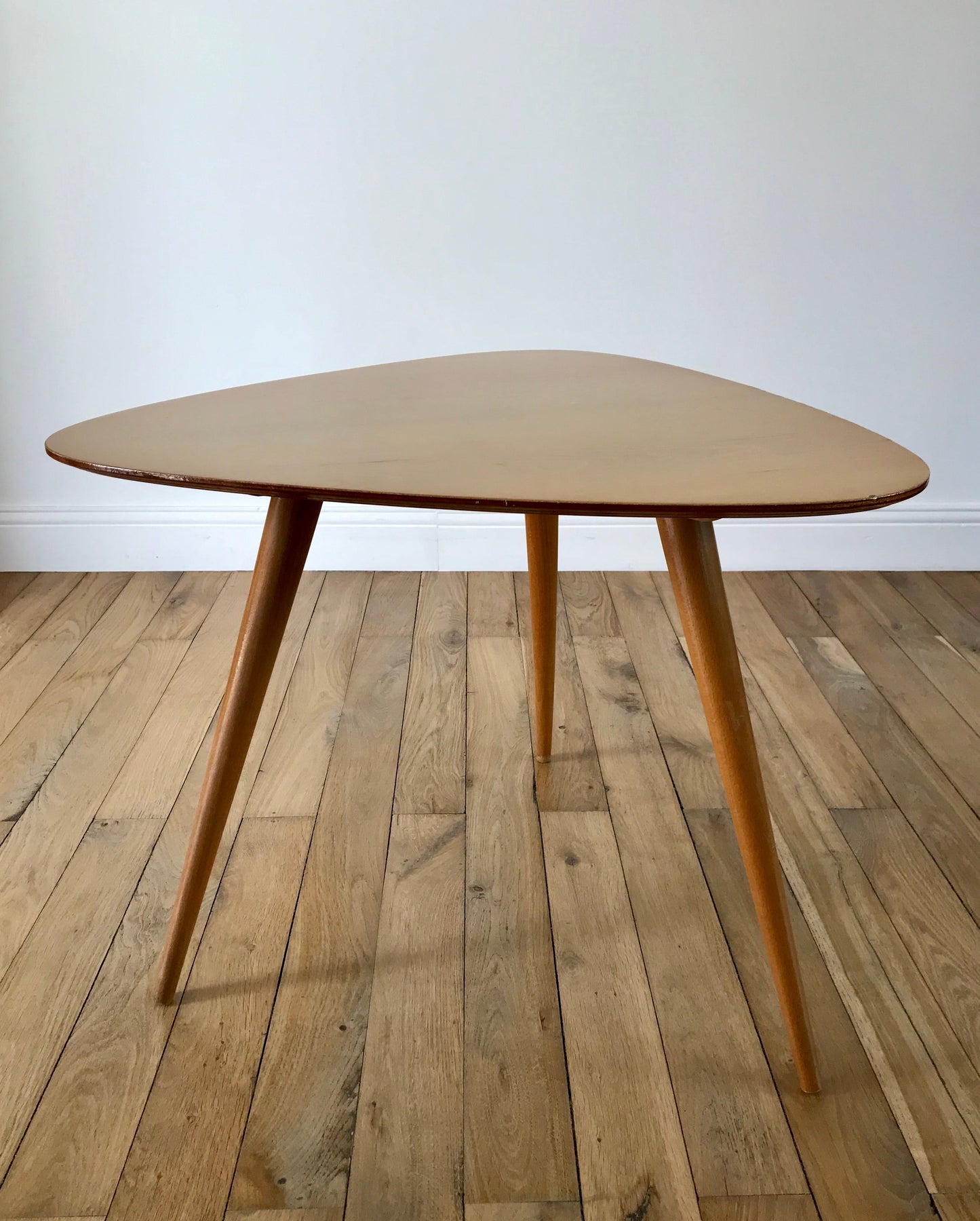 Table basse tripode design scandinave en placage clair Mid-Century circa 1960