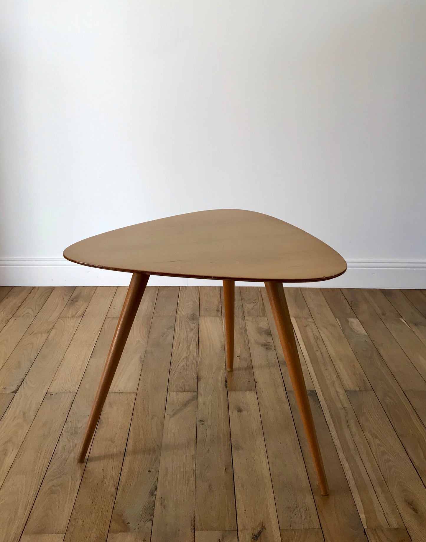 Table basse tripode design scandinave en placage clair Mid-Century circa 1960