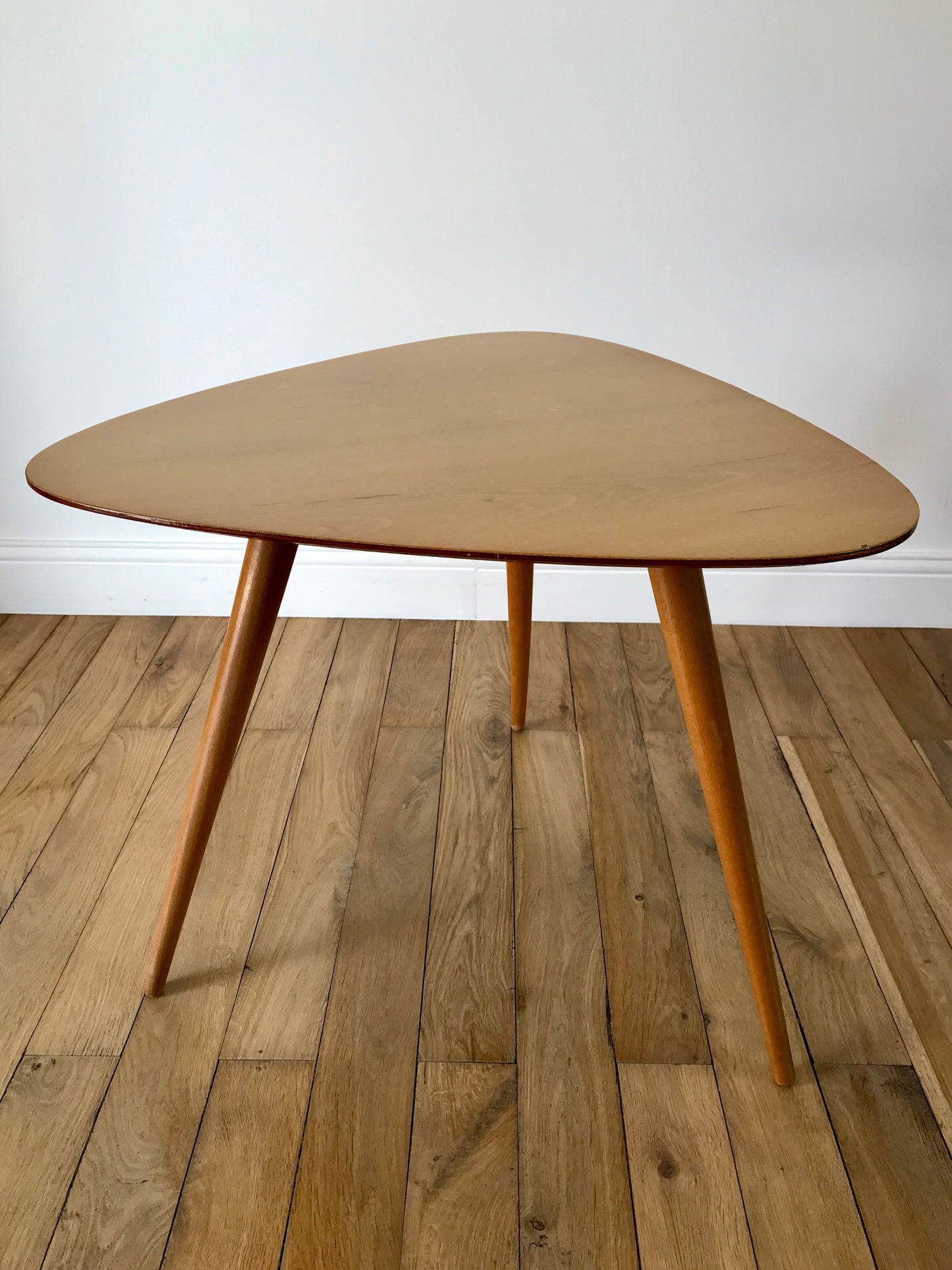 Table basse tripode design scandinave en placage clair Mid-Century circa 1960