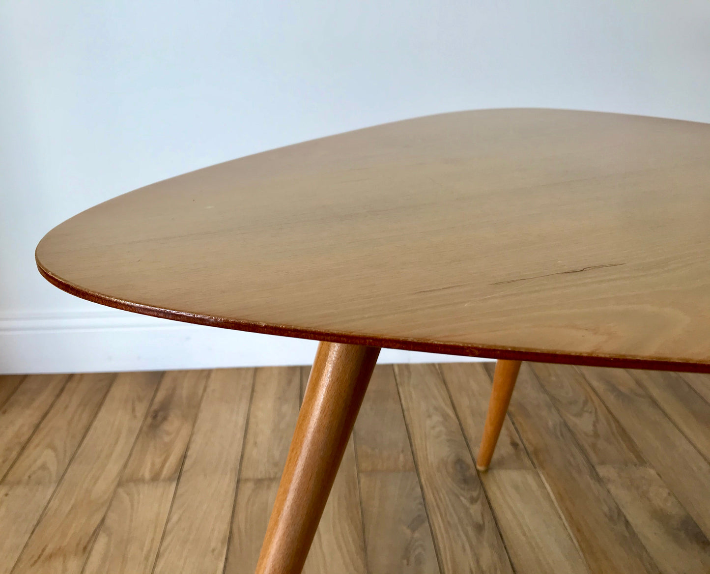 Table basse tripode design scandinave en placage clair Mid-Century circa 1960