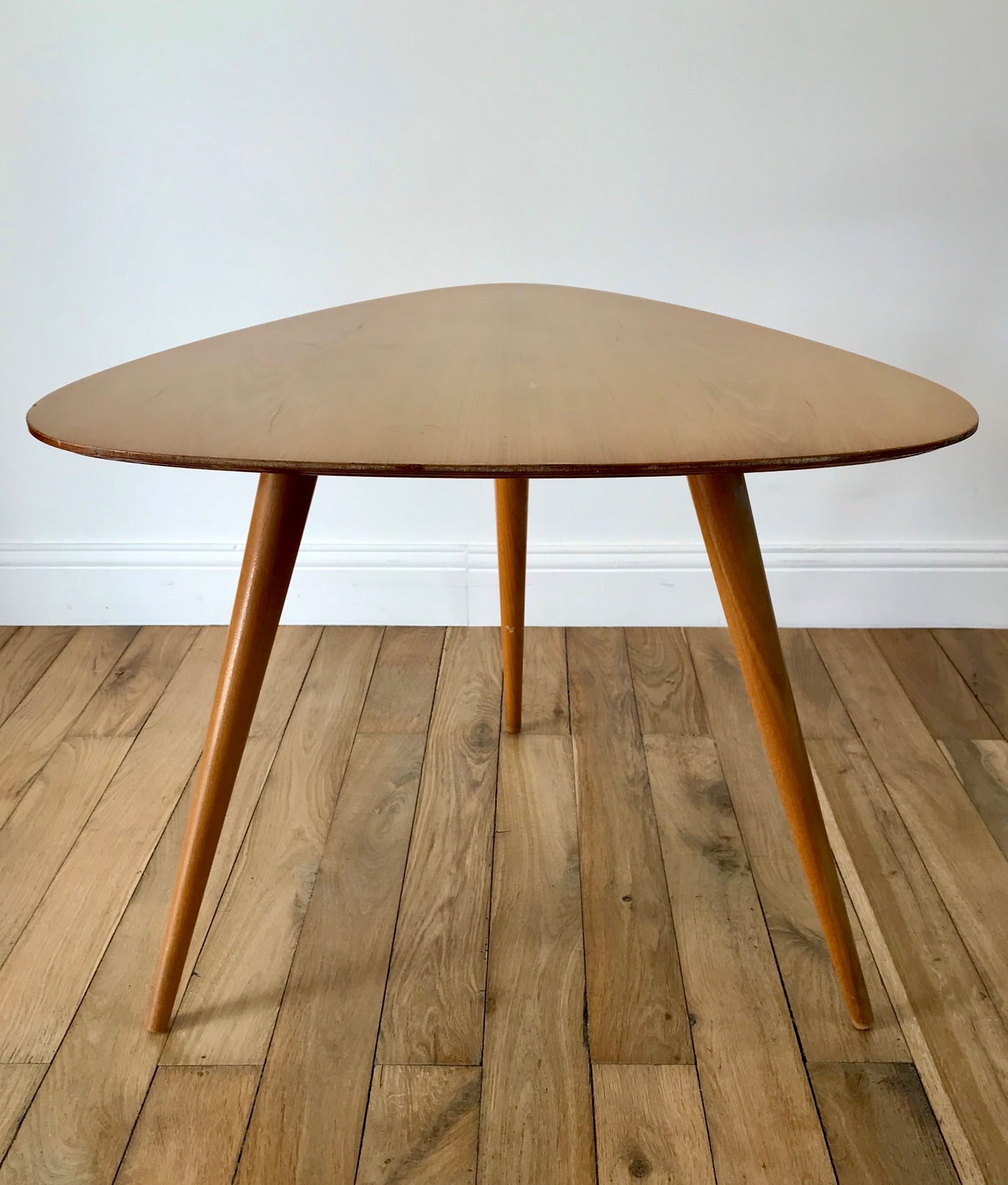 Table basse tripode design scandinave en placage clair Mid-Century circa 1960