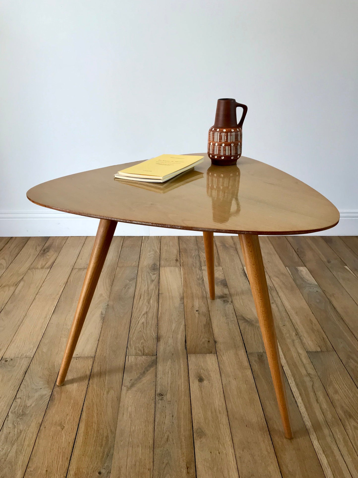 Table basse tripode design scandinave en placage clair Mid-Century circa 1960