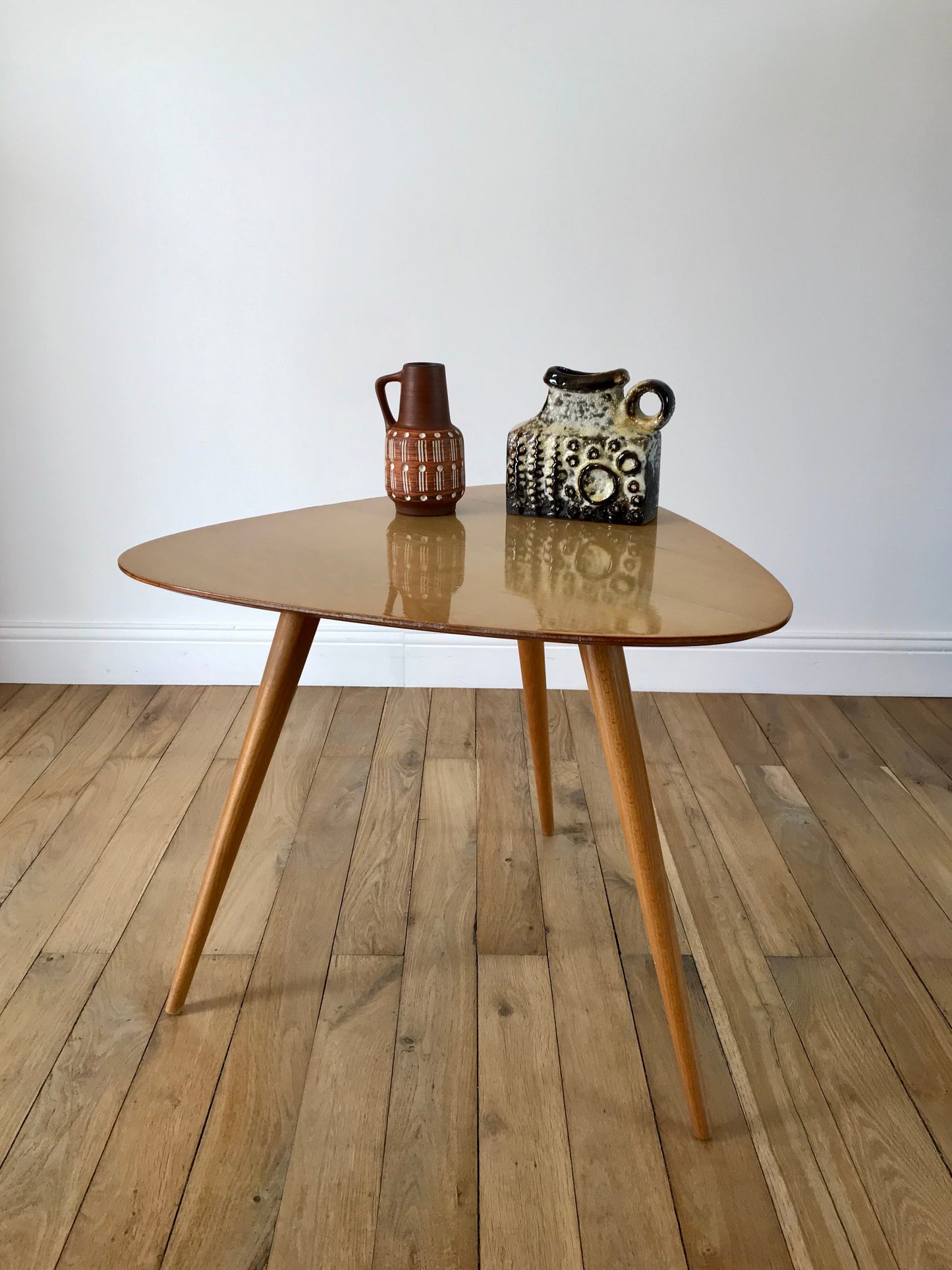 Table basse tripode design scandinave en placage clair Mid-Century circa 1960