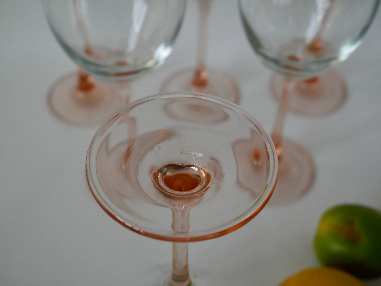 Lot de 6 grands verres à vin à pieds rose Fabriqués en France années 1970