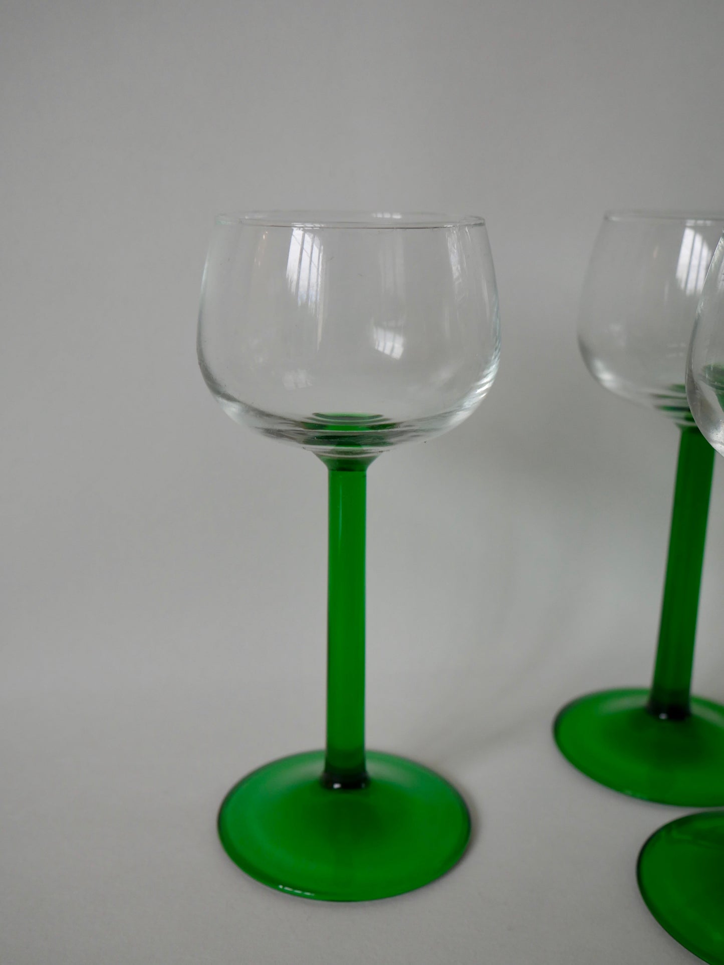 Lot de 6 grands verres à vin à pieds vert Made in France années 70