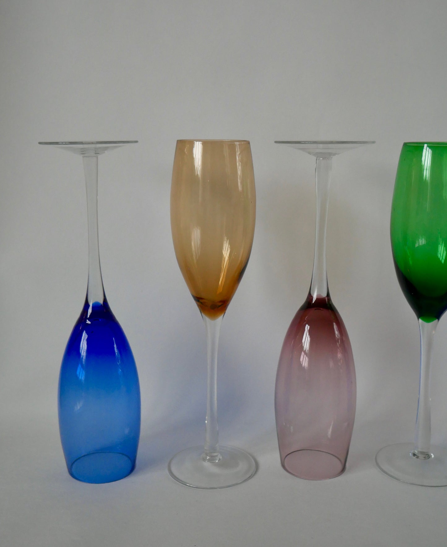 Lot de 5 flûtes à champagne design en verre coloré années 70