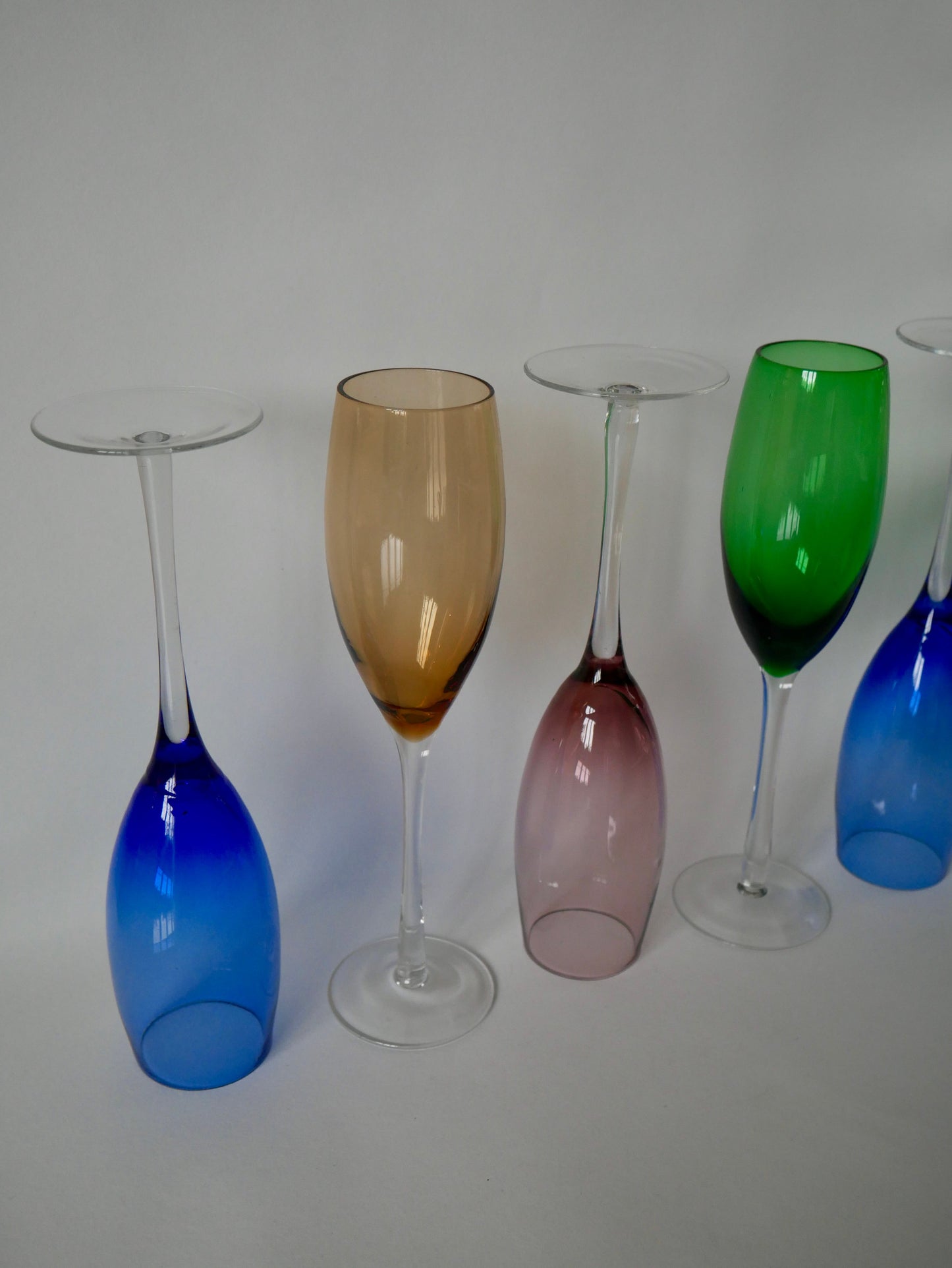 Lot de 5 flûtes à champagne design en verre coloré années 70