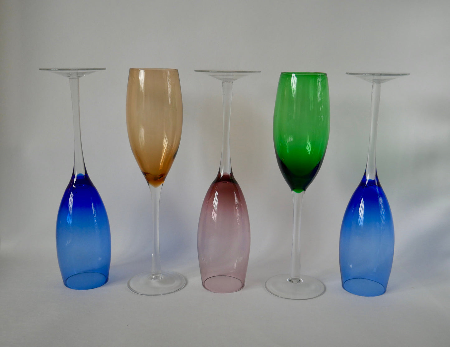 Lot de 5 flûtes à champagne design en verre coloré années 70