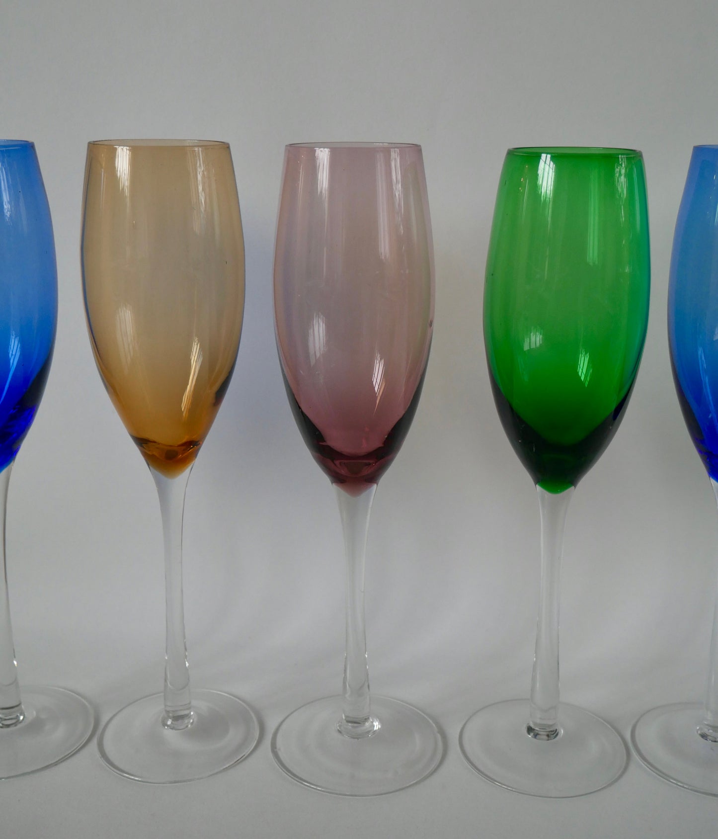 Lot de 5 flûtes à champagne design en verre coloré années 70