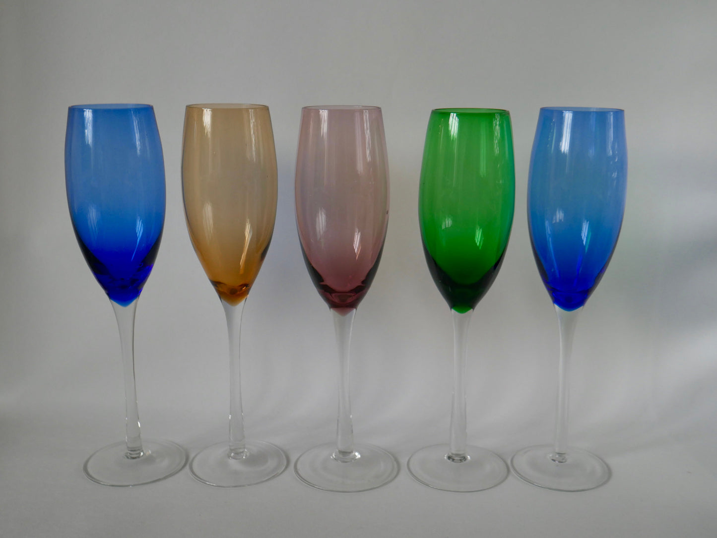 Lot de 5 flûtes à champagne design en verre coloré années 70