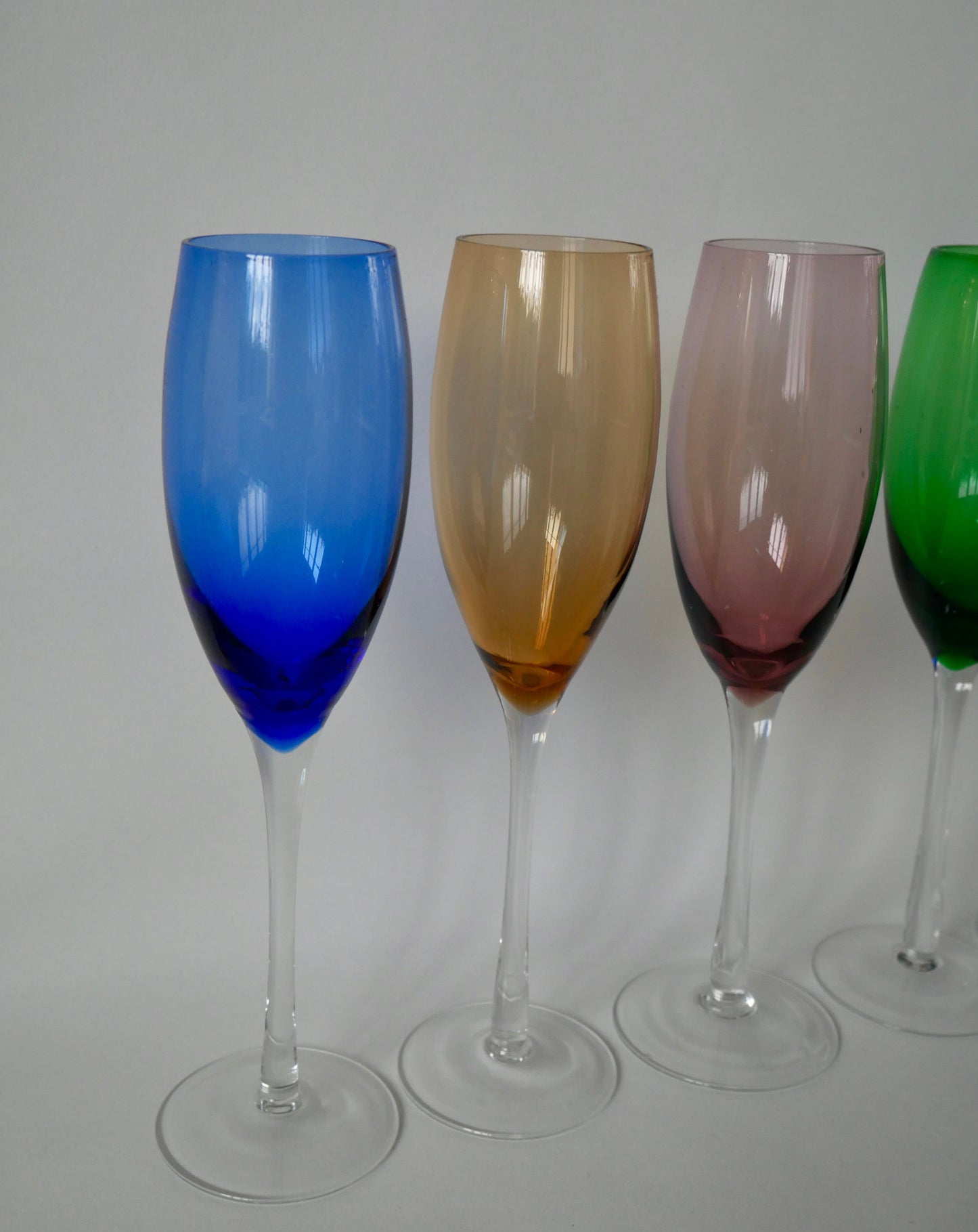 Lot de 5 flûtes à champagne design en verre coloré années 70