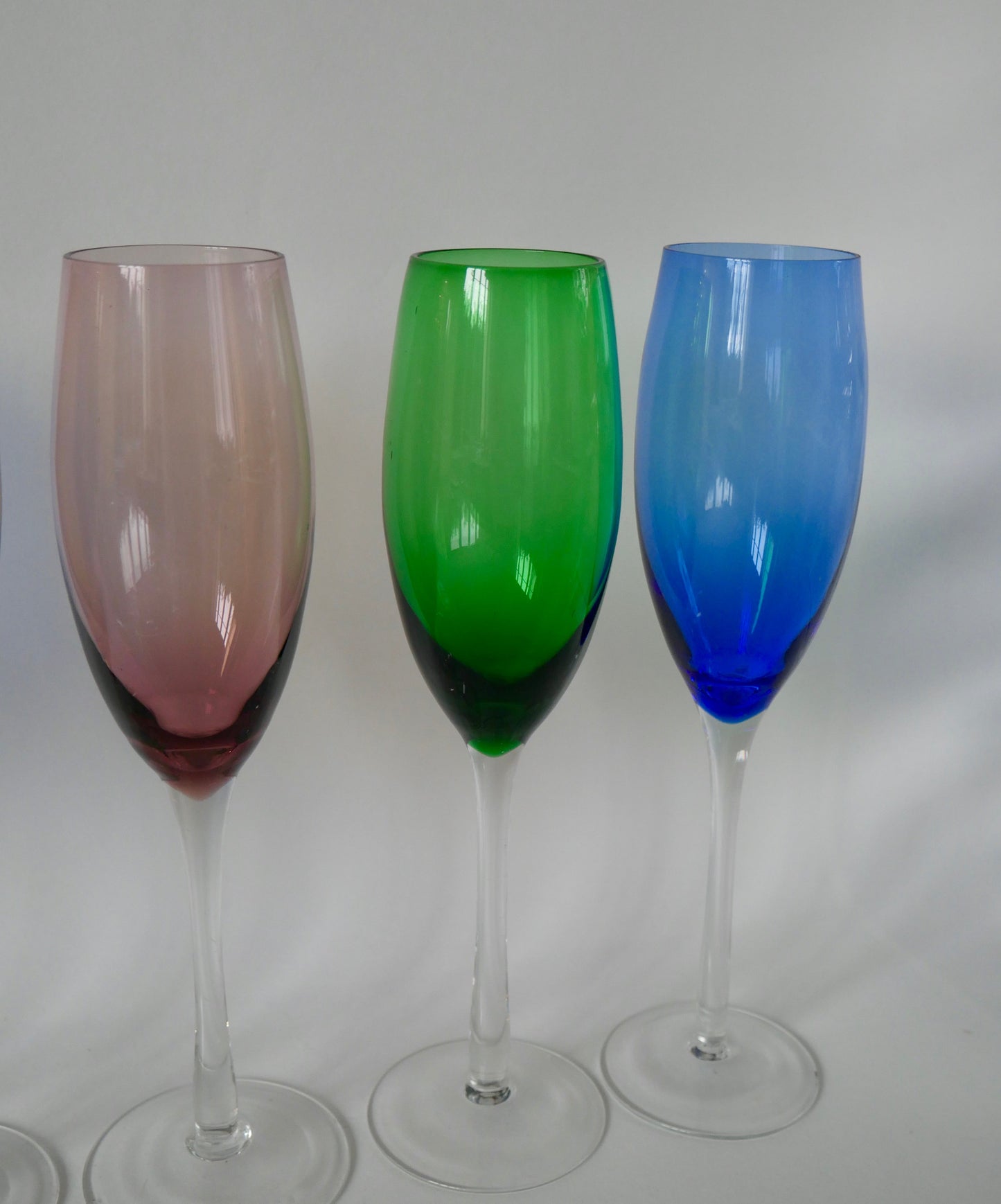 Lot de 5 flûtes à champagne design en verre coloré années 70