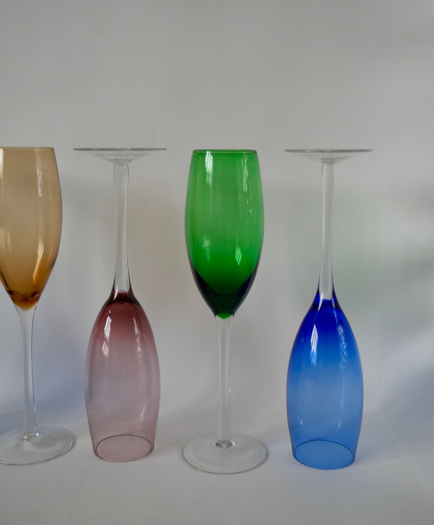 Lot de 5 flûtes à champagne design en verre coloré années 70