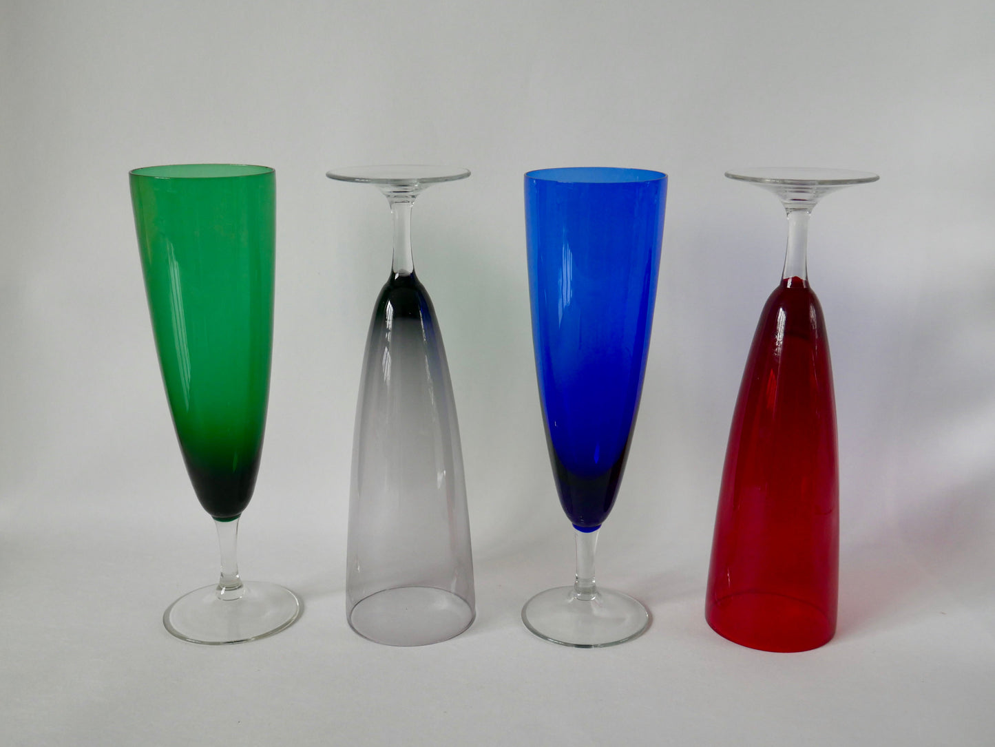 Lot de 4 flûtes à champagne design en verre coloré années 70