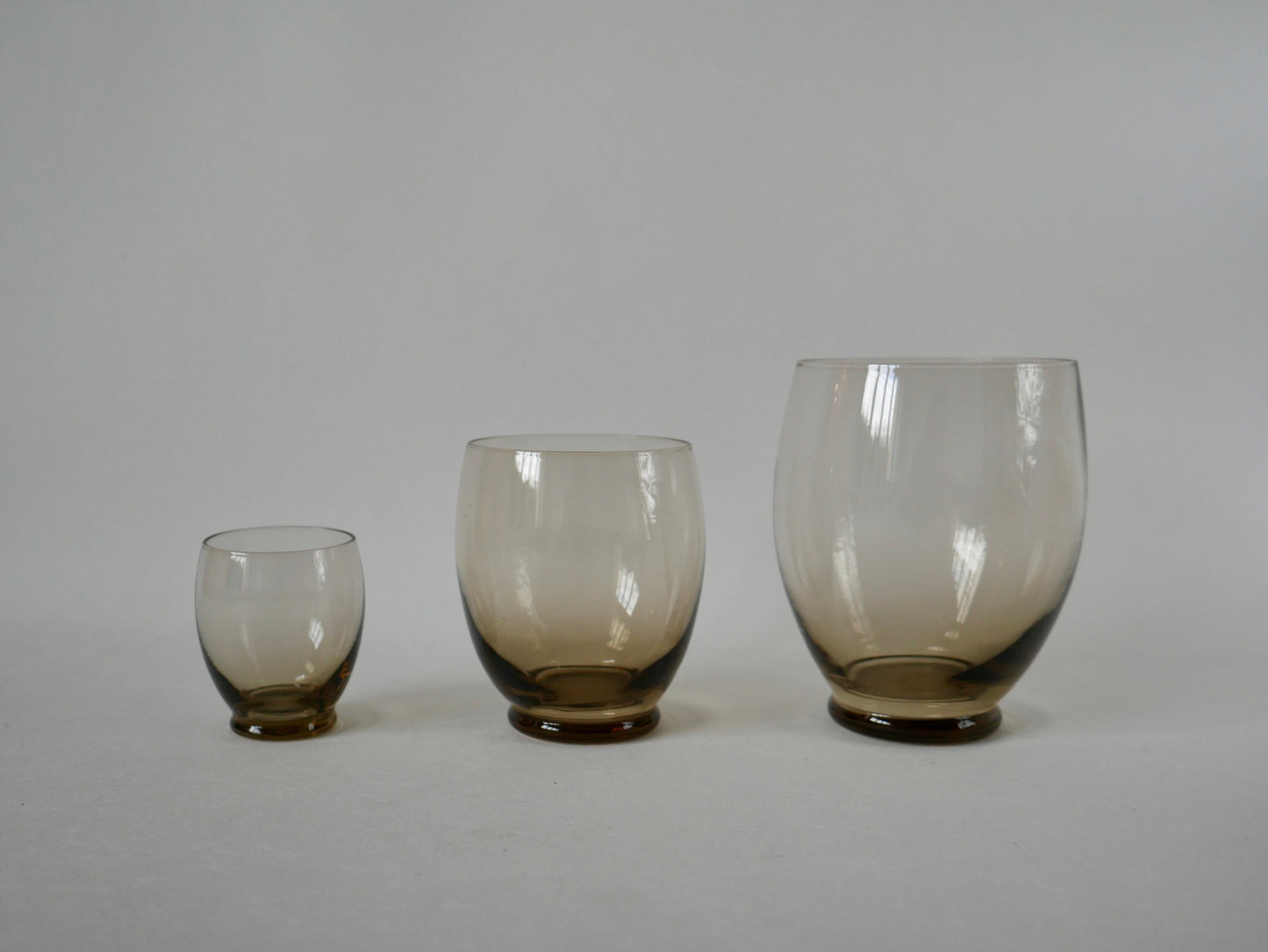 Lot de 5 grands verres à eau design en verre fumé art déco années 30