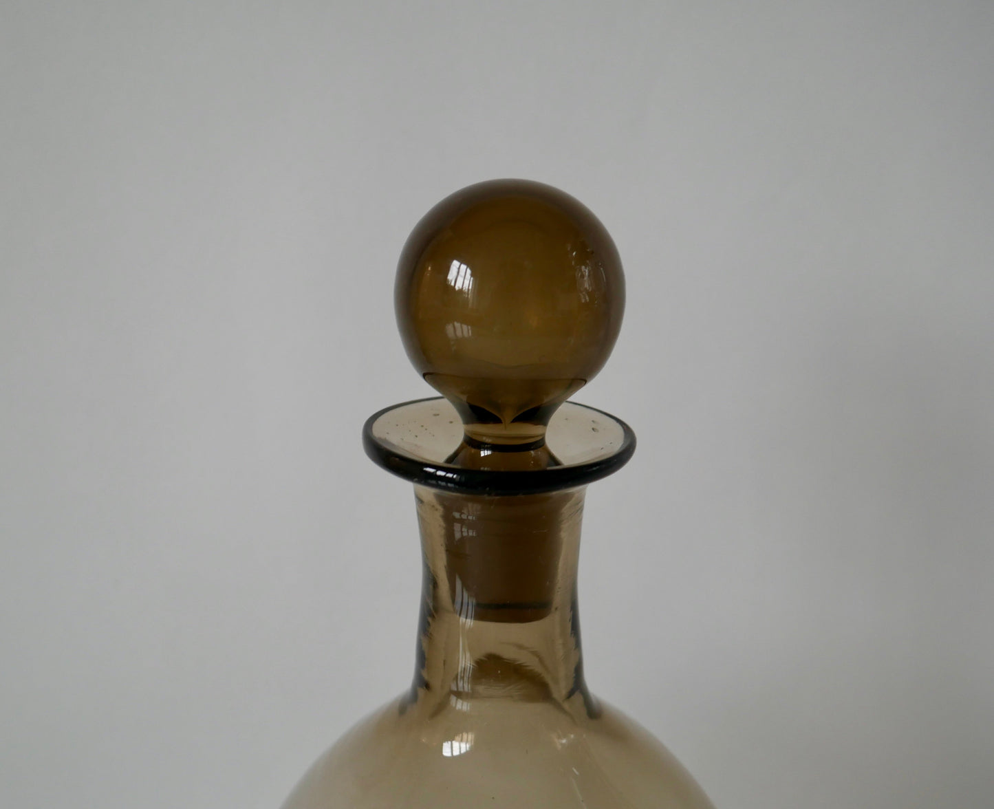 Ensemble composé d'une carafe et de de 9 verres à liqueur design en verre fumé art déco années 30